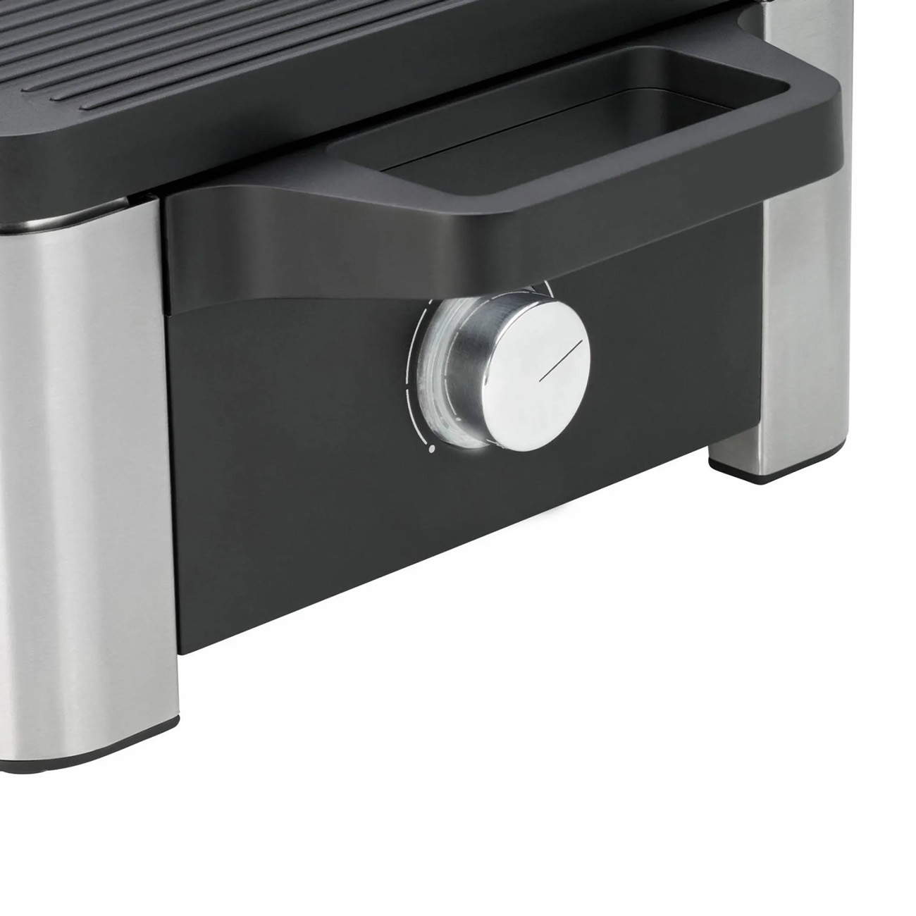 Zbliżenie czarnego i srebrnego grilla z pokrętłem sterowania i uchwytem.