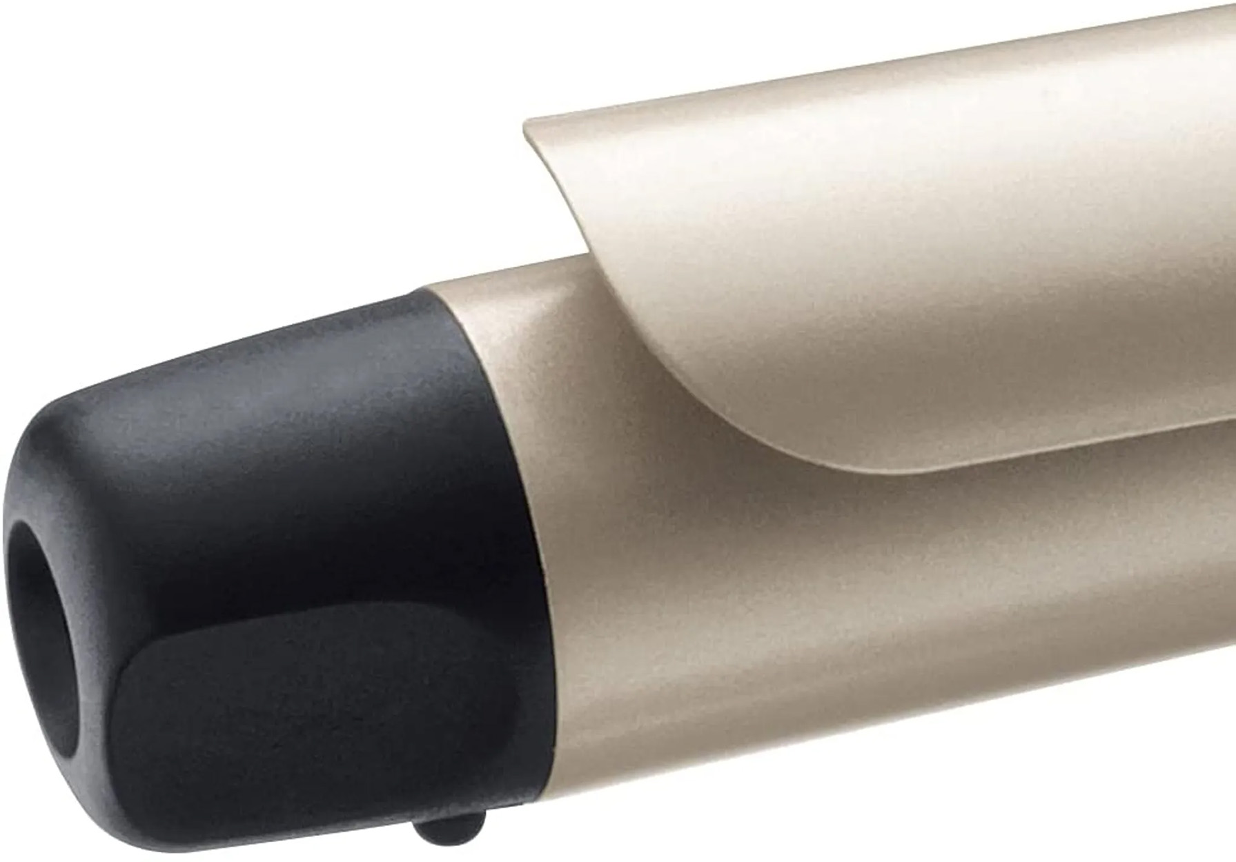 Zbliżenie na końcówkę lokówki, z czarnym końcem i beżowym korpusem.