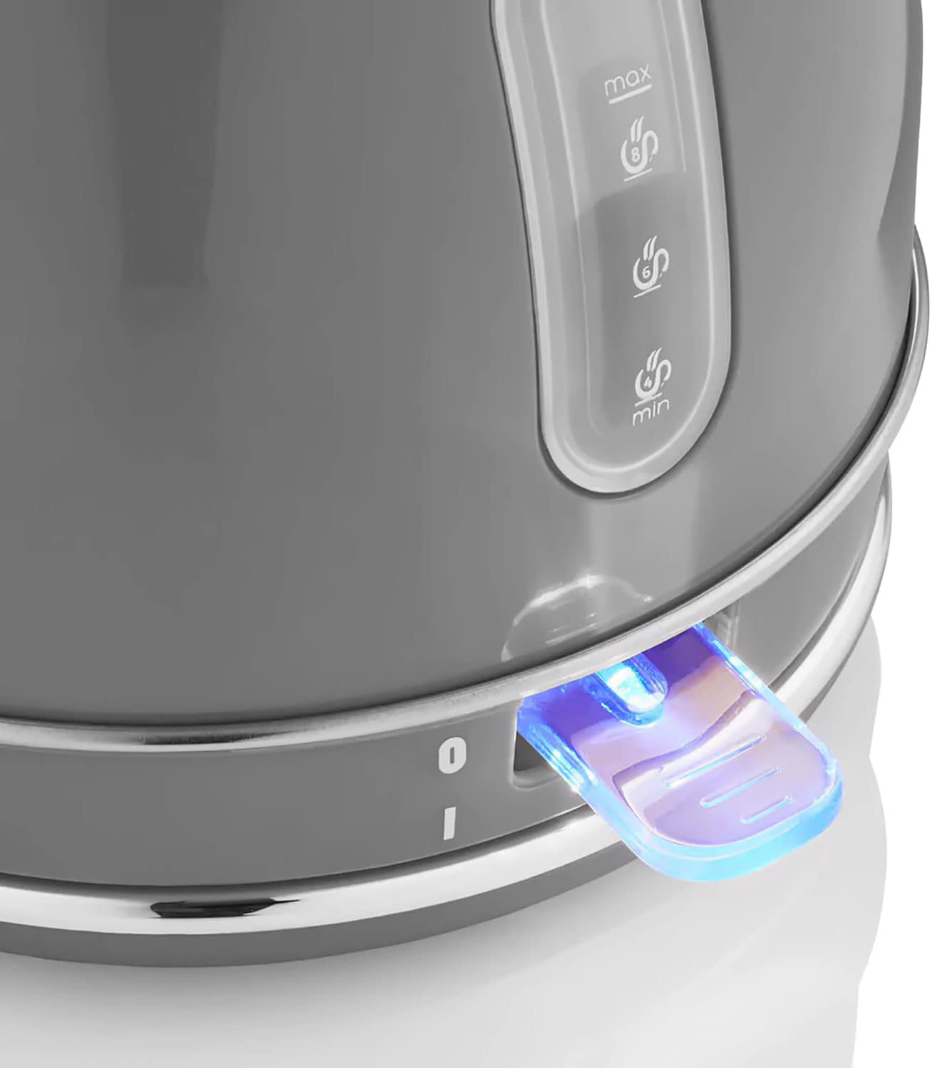 Nahaufnahme eines grauen Wasserkochers mit blau leuchtendem Ein-/Aus-Schalter.