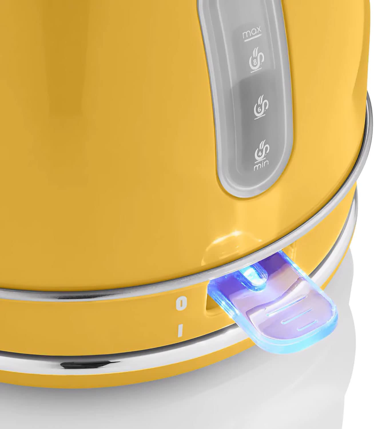 Gelber elektrischer Wasserkocher. Blaues Licht an. Weißer Hintergrund.