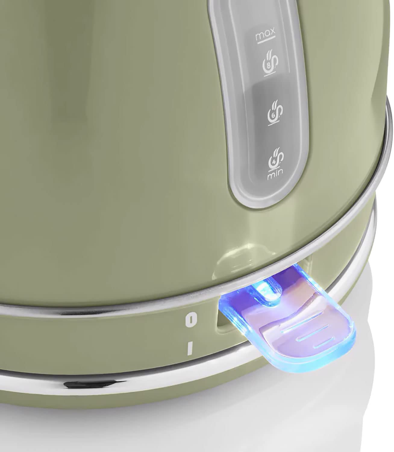 Una tetera eléctrica verde con una luz azul en el interruptor y un borde plateado.