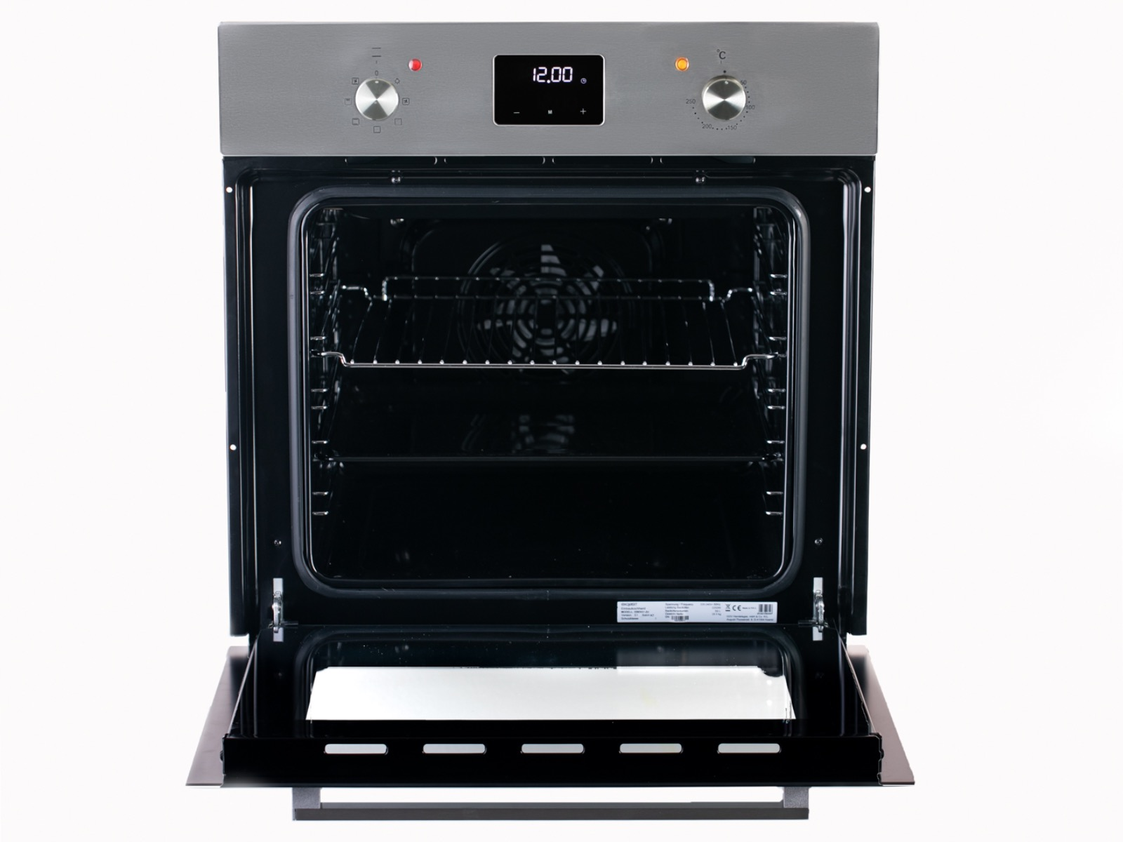 Un horno abierto con la puerta abajo. El horno es plateado y negro.