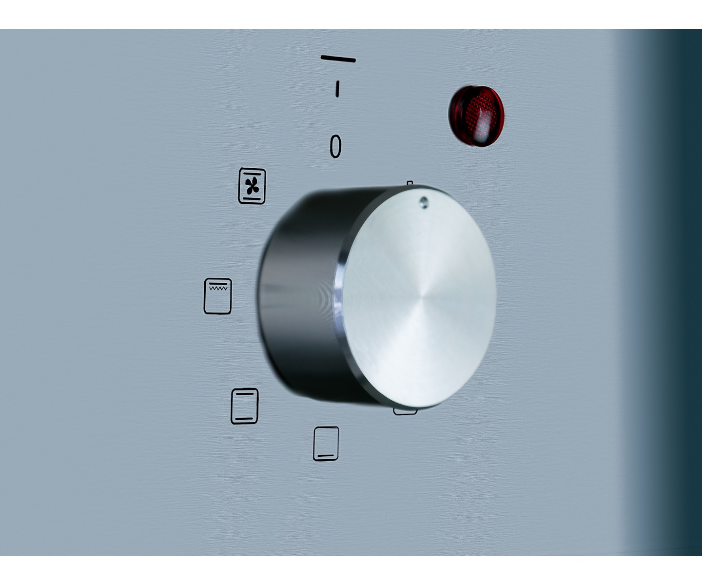 Primer plano de una perilla de control de horno con símbolos y una luz roja.
