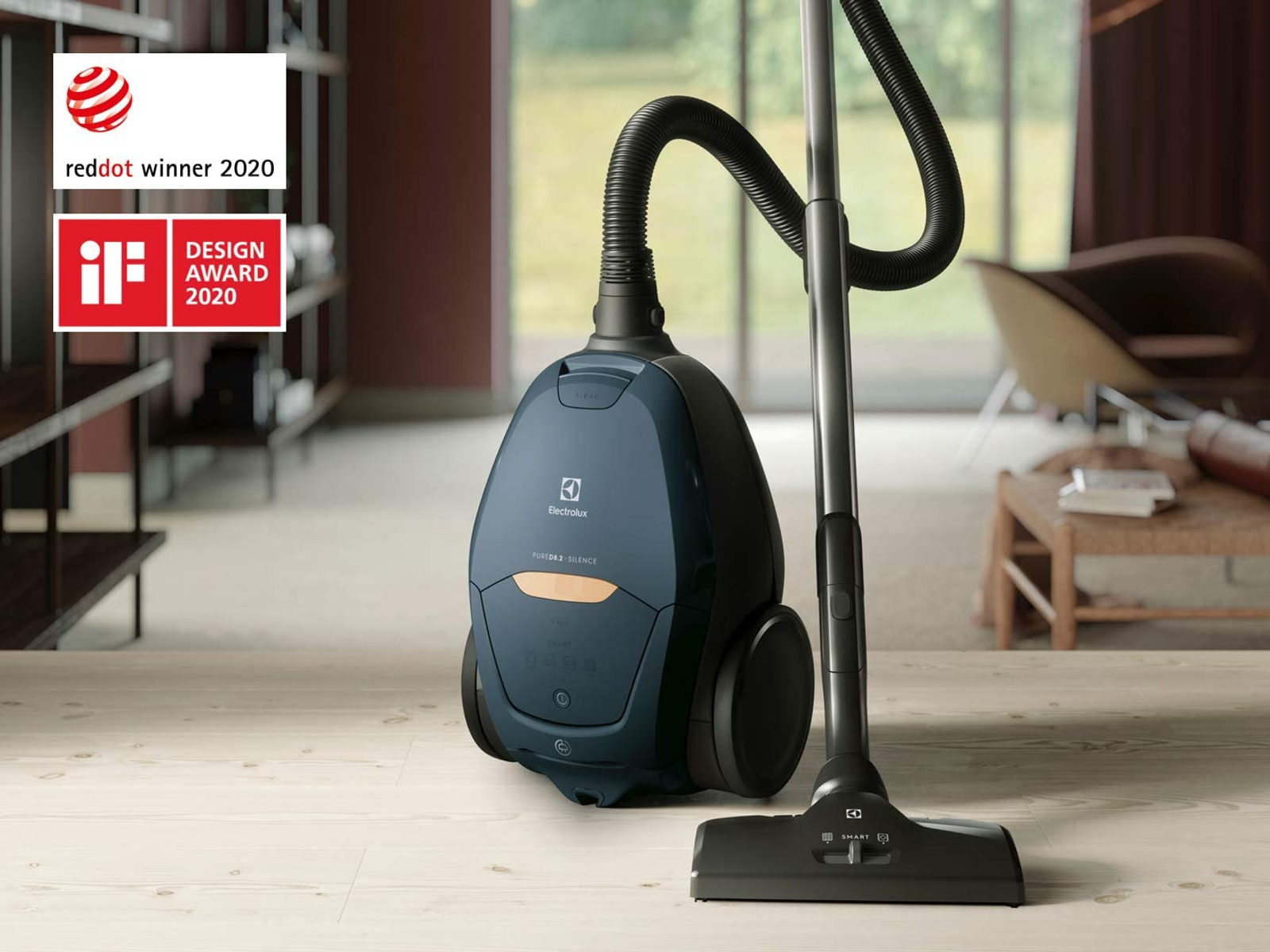 Ciemnoniebieski odkurzacz Electrolux z czerwoną naklejką nagrody za design po lewej stronie.