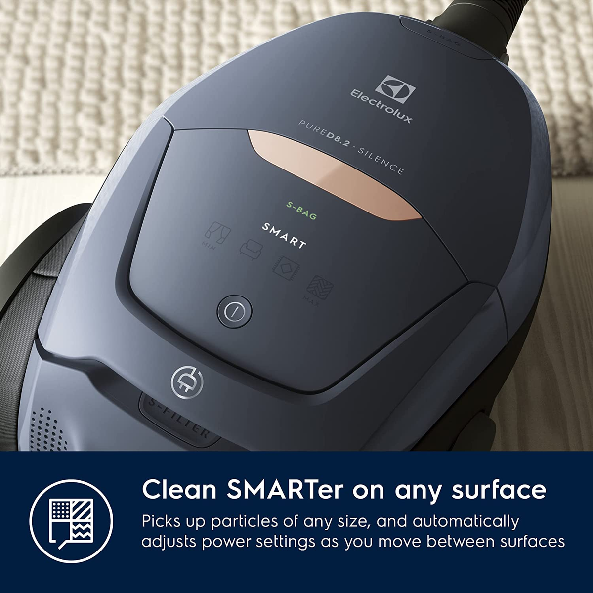 Zbliżenie odkurzacza z tekstem: Czyść SMARTer na każdej powierzchni. Zbieraj cząsteczki.