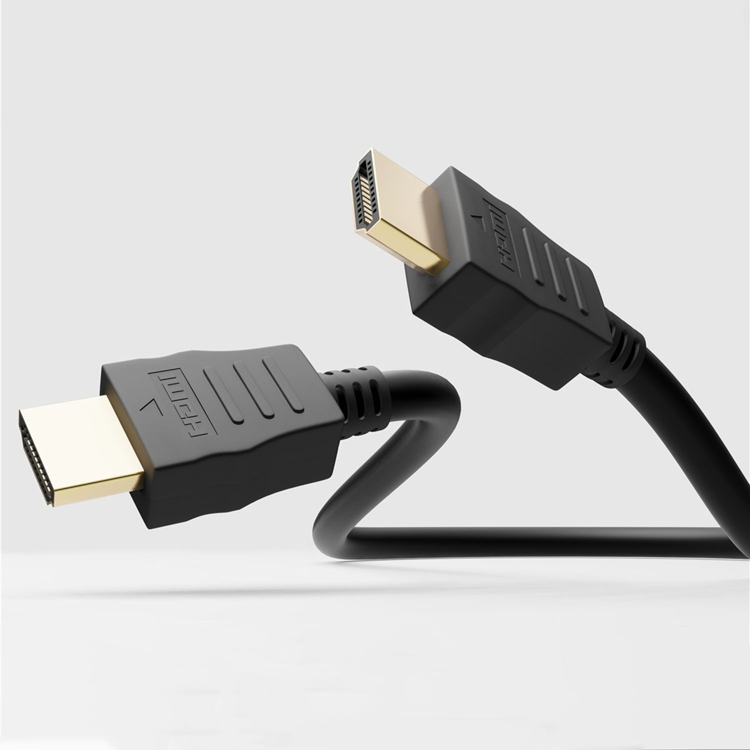 Zwei schwarze HDMI-Kabel mit Goldsteckern, abgewinkelt vor hellgrauem Hintergrund.