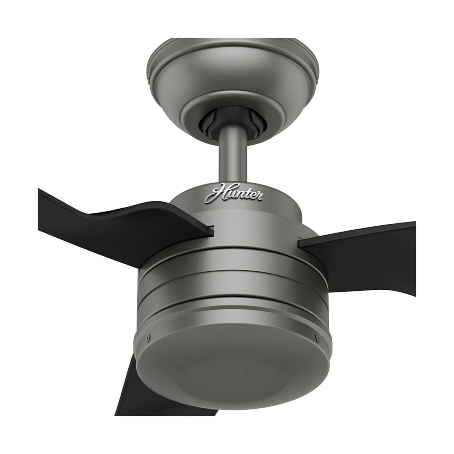 Ein grauer Deckenventilator mit drei schwarzen Flügeln. Das Hunter-Logo ist auf dem Gehäuse sichtbar.