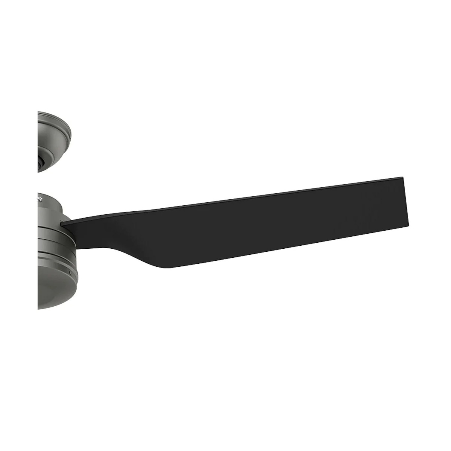 Deckenventilatorflügel, schwarz, erstreckt sich von einem grauen Lüfterkörper, isoliert auf Weiß.