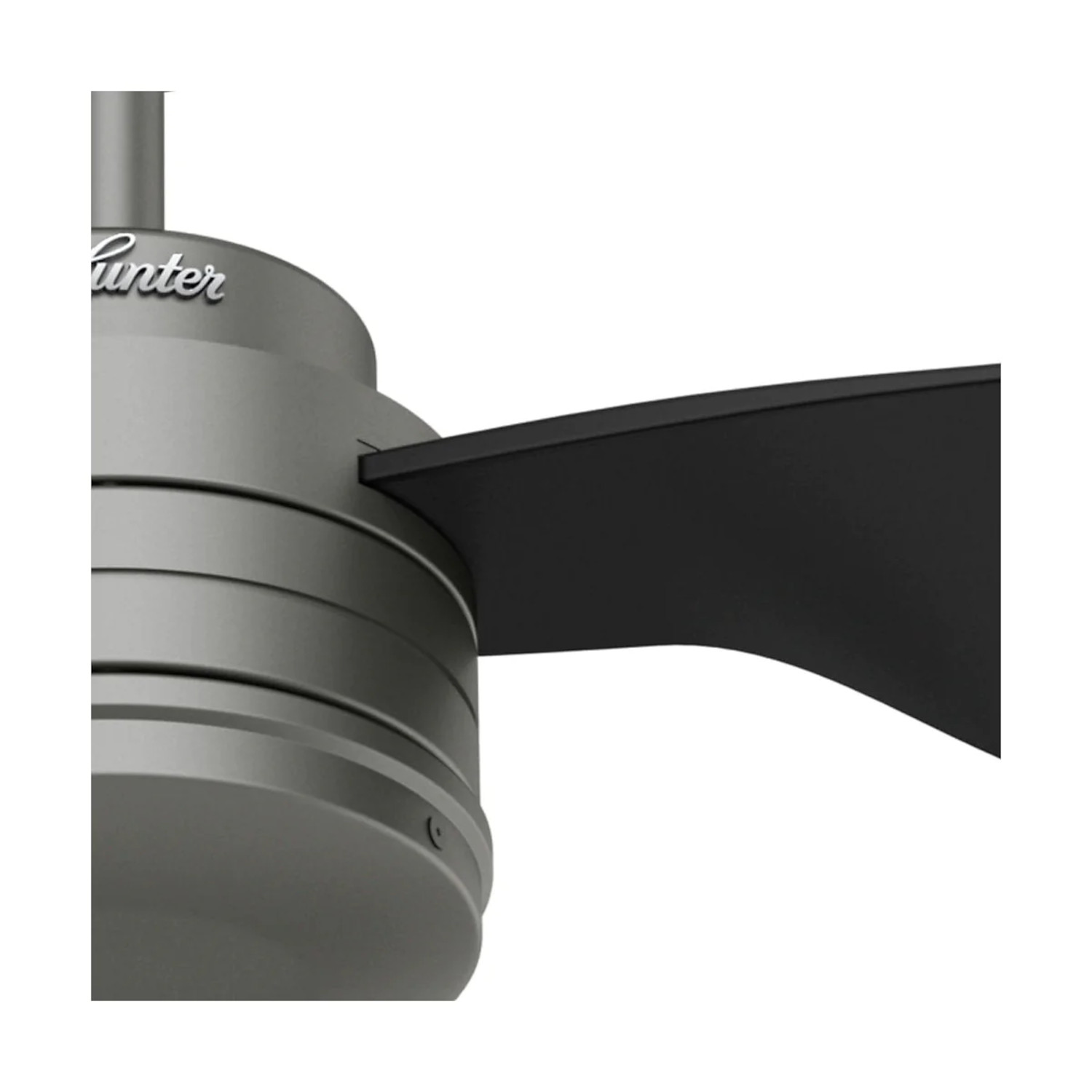 Nahaufnahme eines grauen Deckenventilators mit einem schwarzen Flügel. Der Markenname 'Hunter' ist sichtbar.