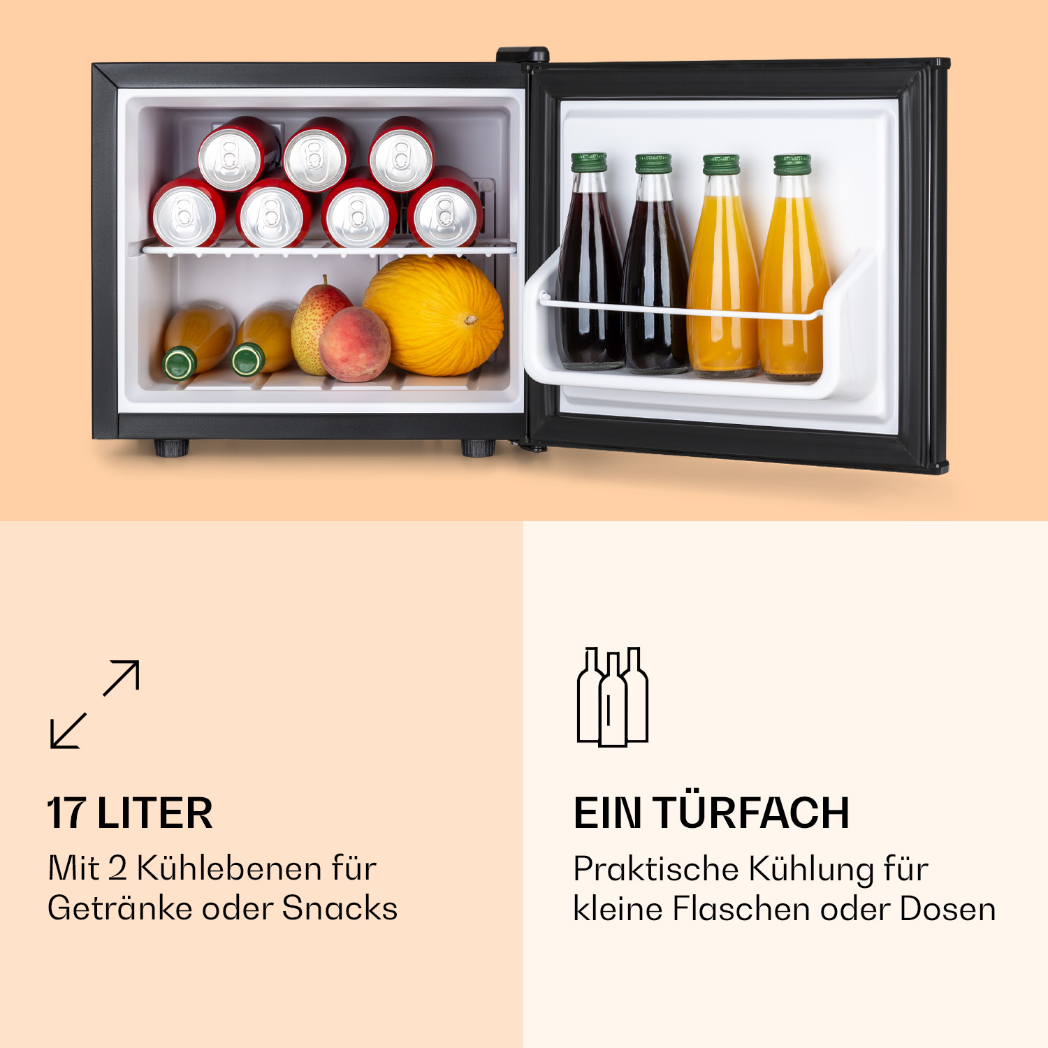 Minikühlschrank mit offener Tür. Dosen, Flaschen und Obst, schwarze Außenseite.
