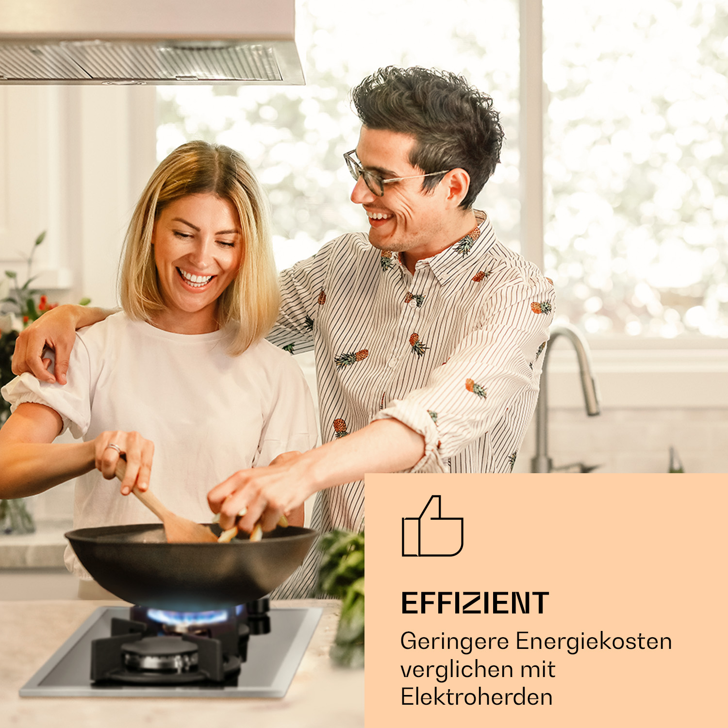 Una coppia che cucina insieme, un fornello a gas con una padella sopra.