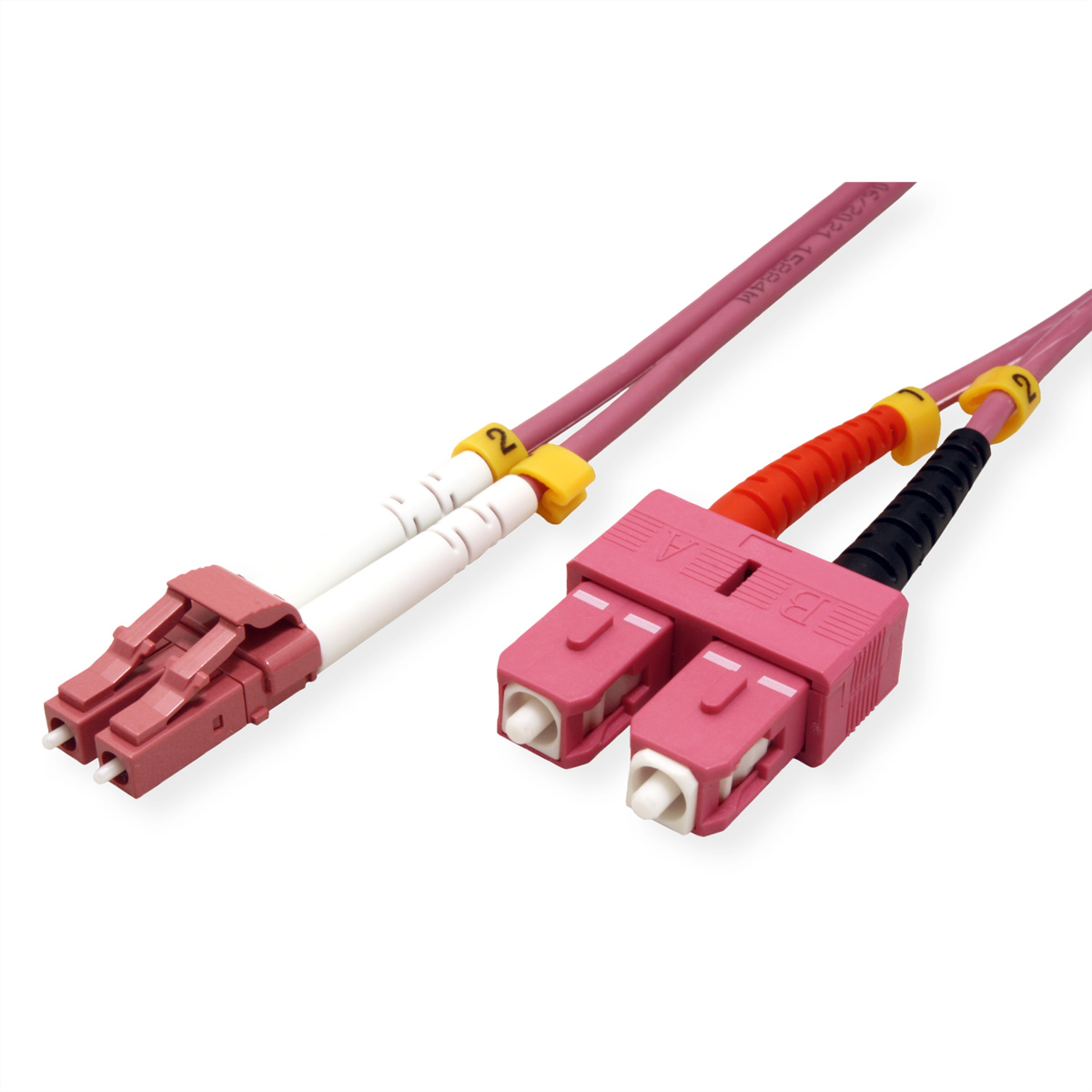 Nahaufnahme von rosa und weißen Glasfaserkabeln. Stecker sind rosa, gelb und schwarz. Weißer Hintergrund.