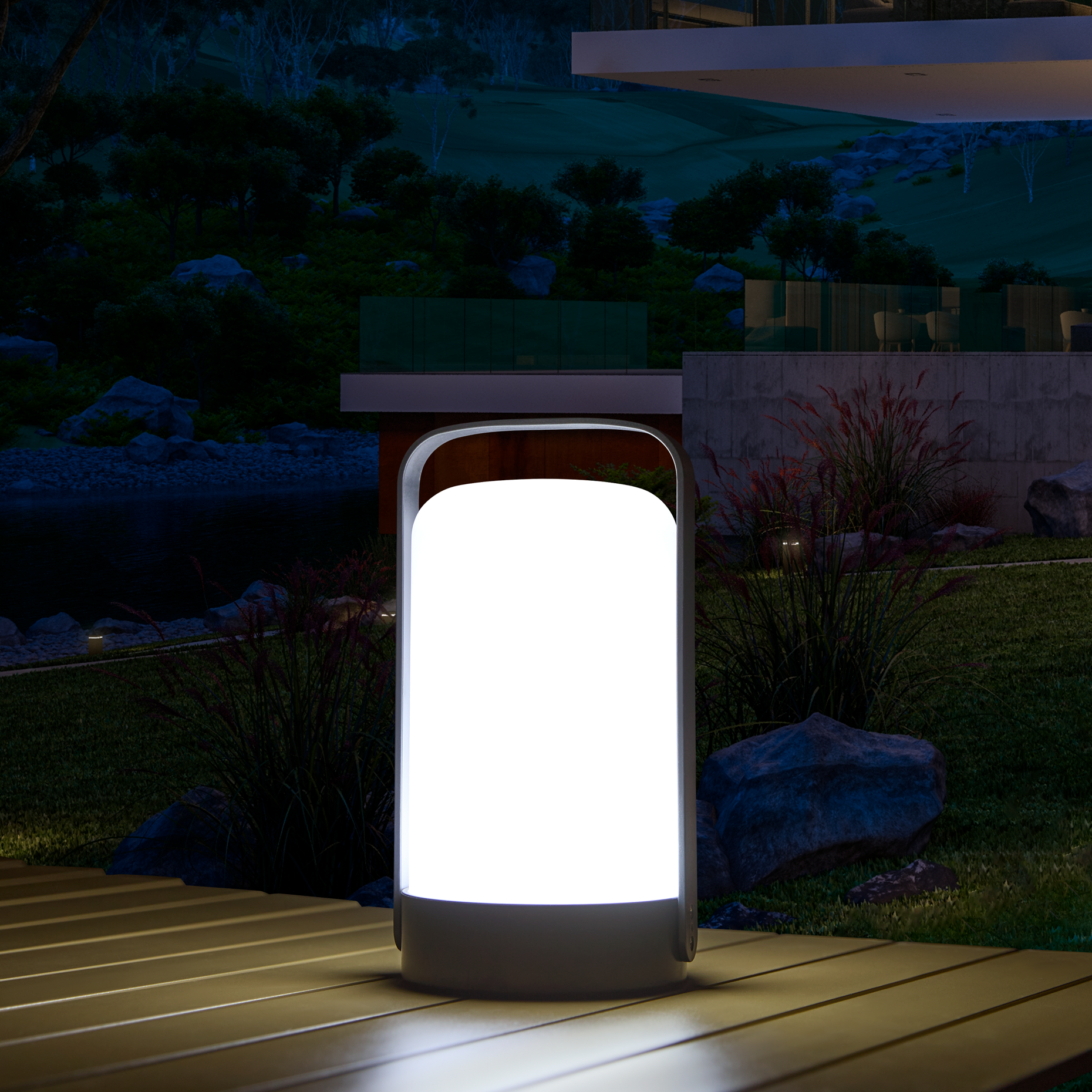 Außenlampe auf Holzdeck bei Nacht. Haus und Bäume im Hintergrund.
