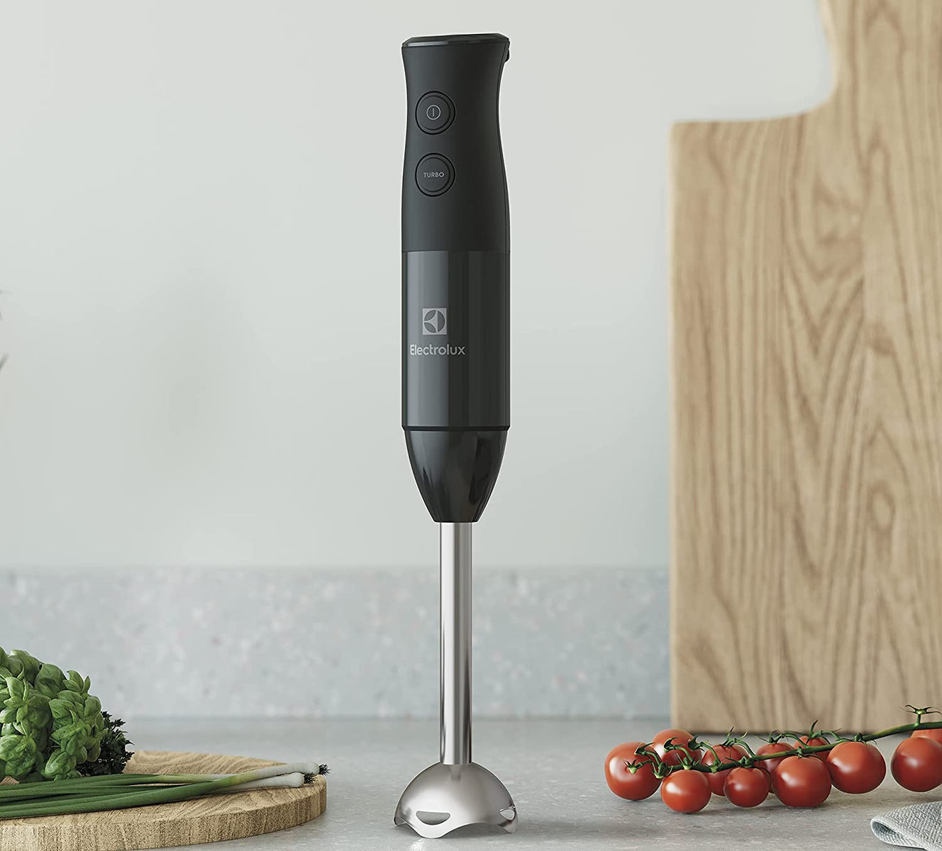 Czarny monitor ciśnienia krwi z mankietem. Wyświetlacz pokazuje liczby.