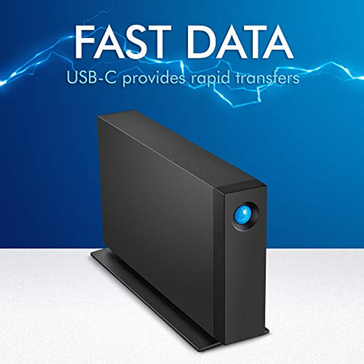 Disco rigido esterno nero su supporto con effetto luce blu e testo. USB-C per trasferimento dati veloce.