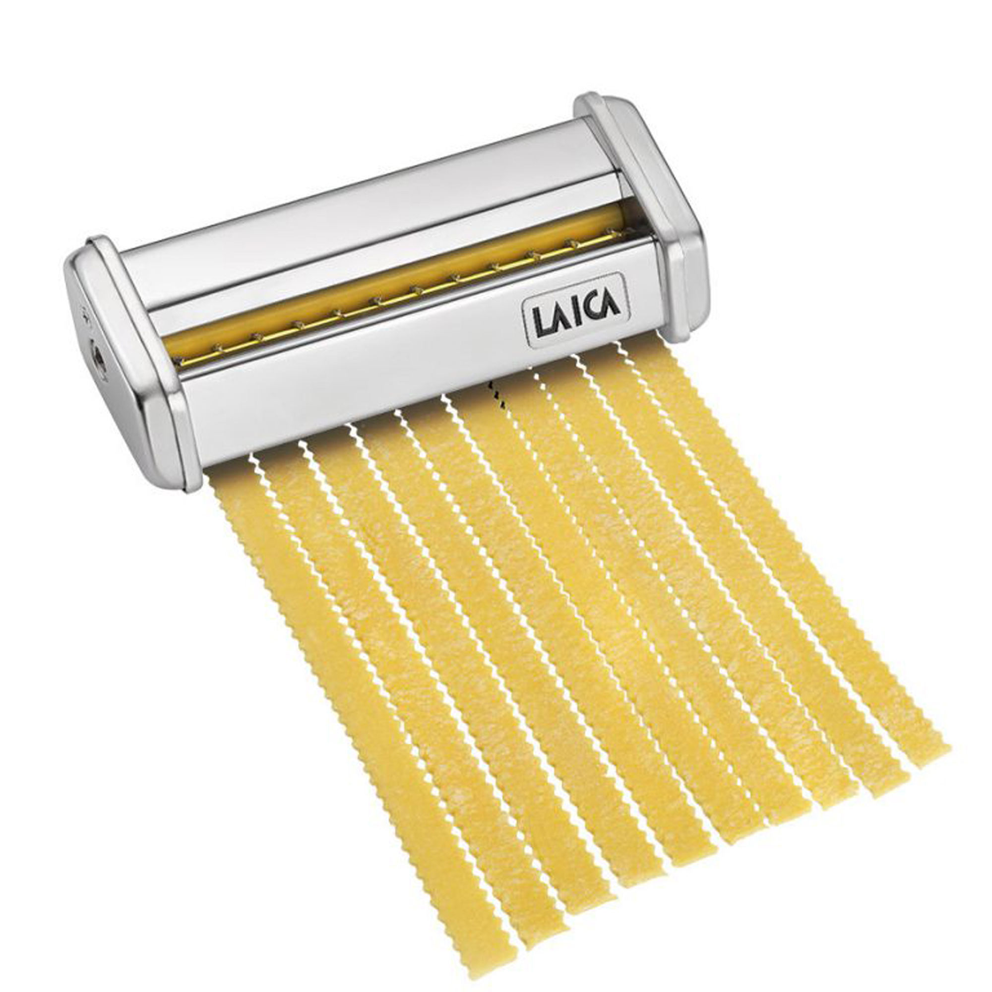 Una máquina de pasta con pasta fresca saliendo. La máquina es plateada y la pasta es amarilla.