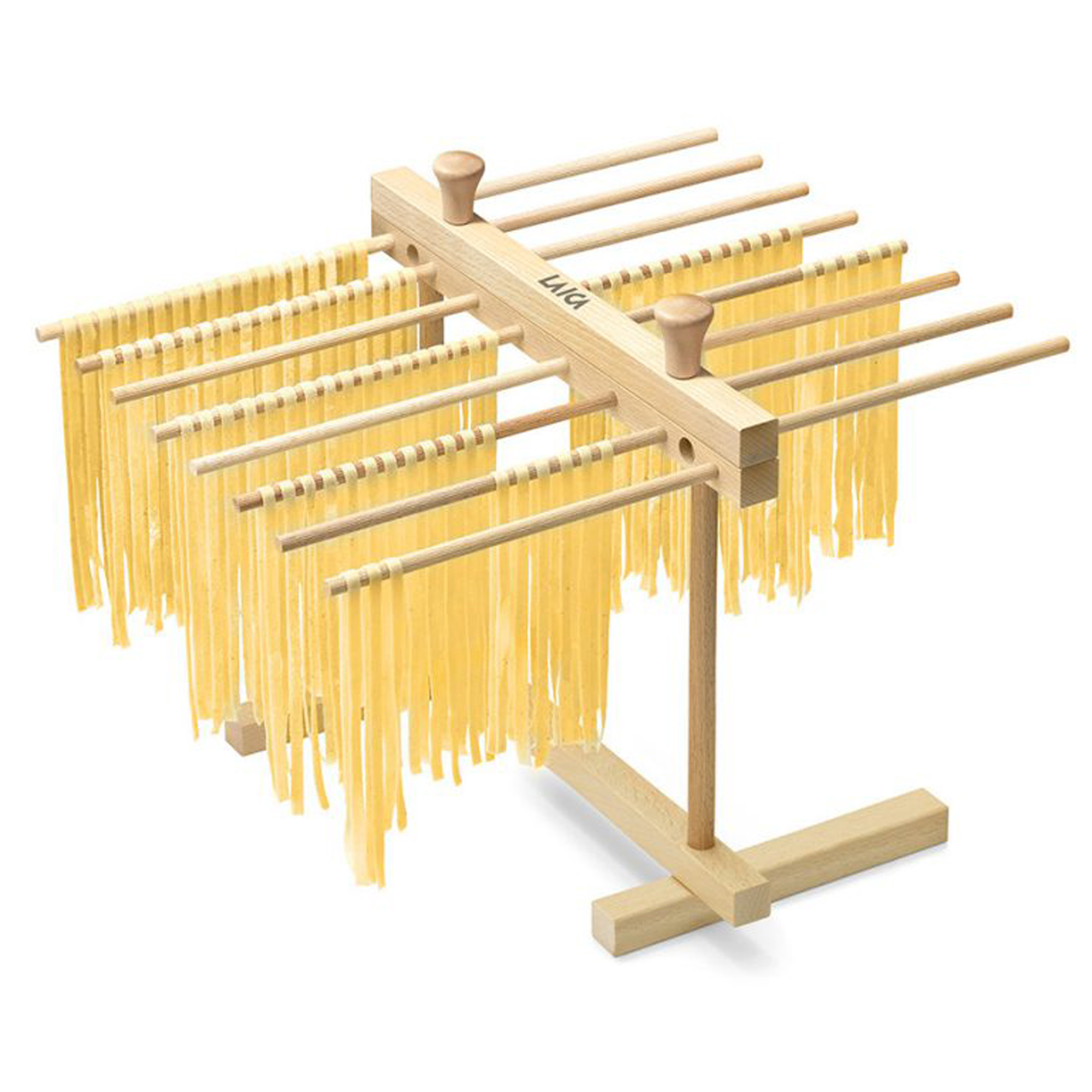Tendedero de pasta de madera con pasta colgante. Fondo blanco.