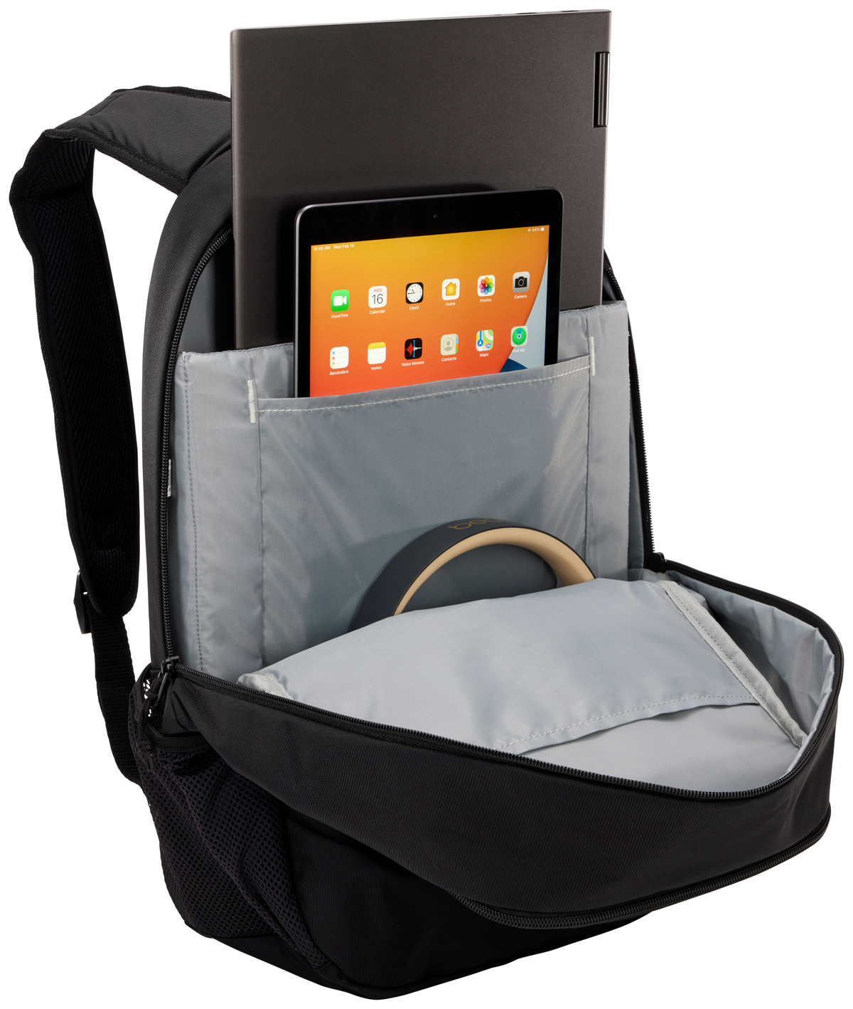 Ein schwarzer Rucksack mit Laptop, Tablet und Kopfhörern darin.