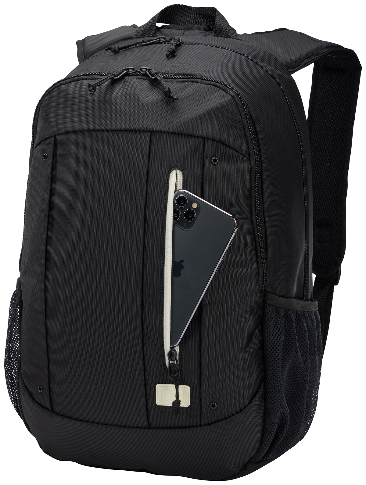 Schwarzer Rucksack mit einem Telefon in der Vordertasche und einem schwarzen Anhänger.
