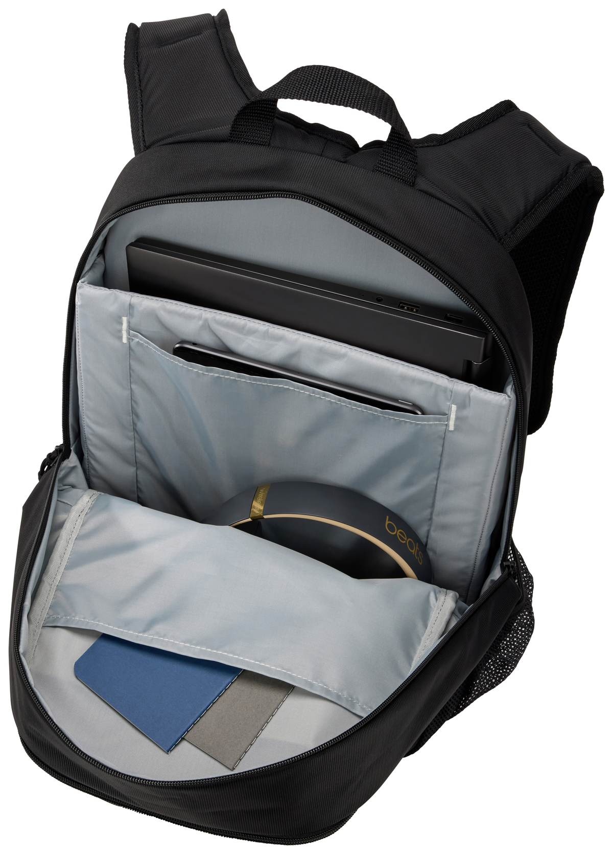 Ein schwarzer Rucksack, geöffnet mit einem Laptop, Kopfhörern und anderen Gegenständen. Hellgrauer Innenraum.