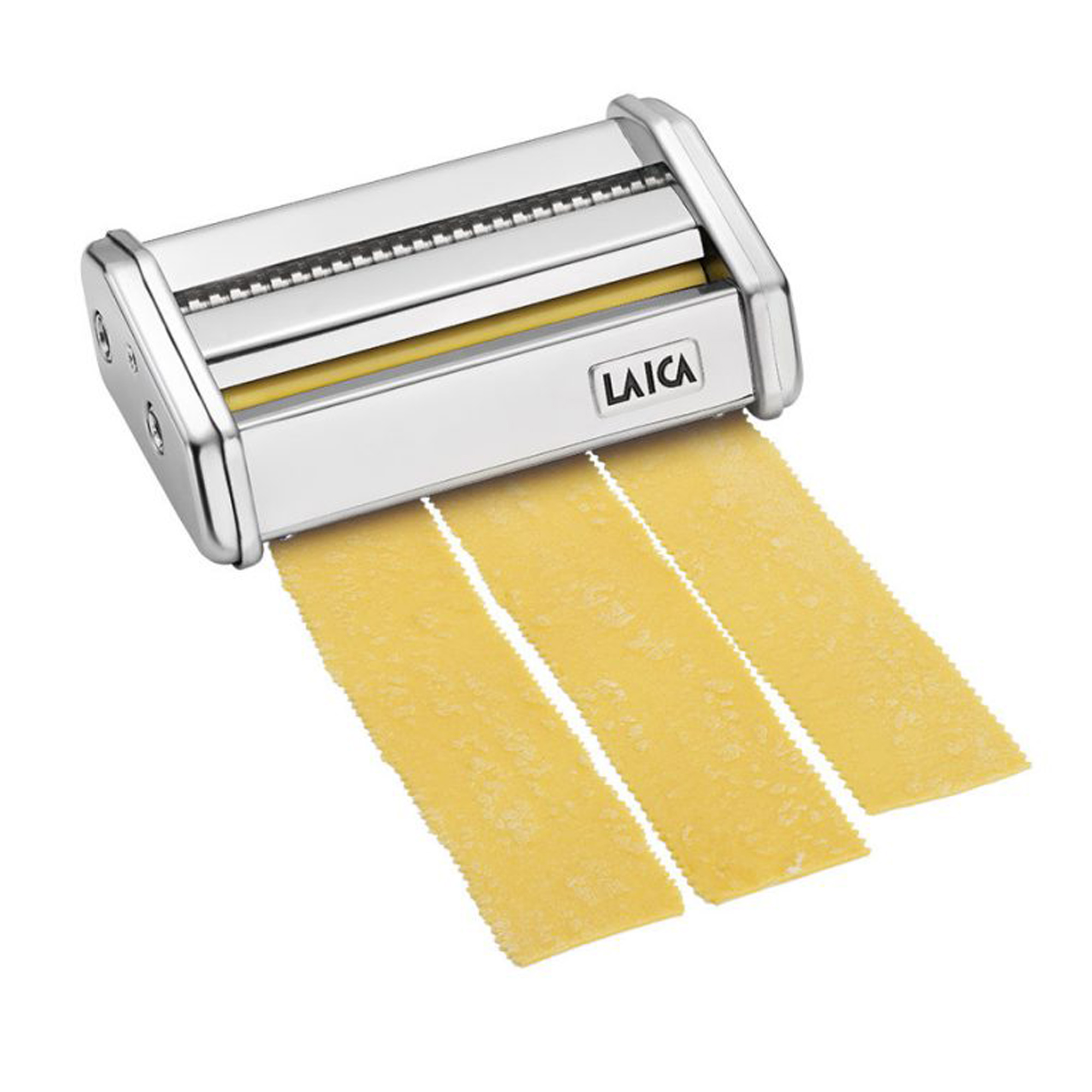 Una máquina de pasta con tres tiras de pasta saliendo. La máquina es plateada, la pasta es amarilla.