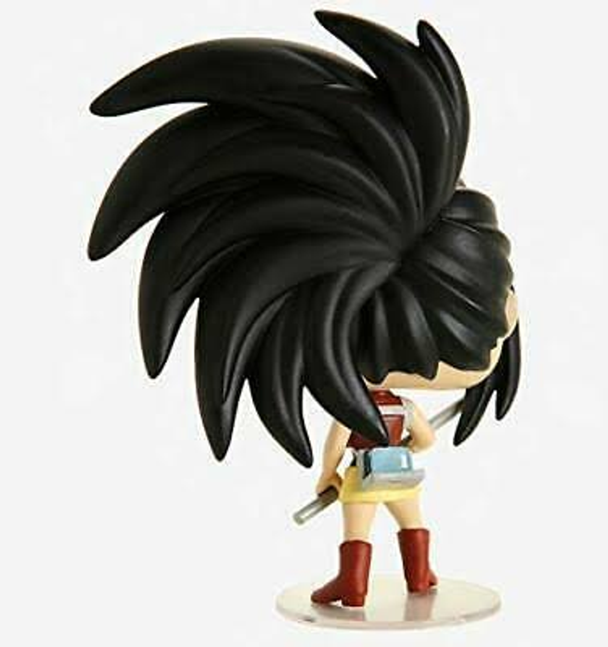 Una figura Funko Pop de un personaje de anime femenino con cabello negro puntiagudo, vistiendo un uniforme escolar.