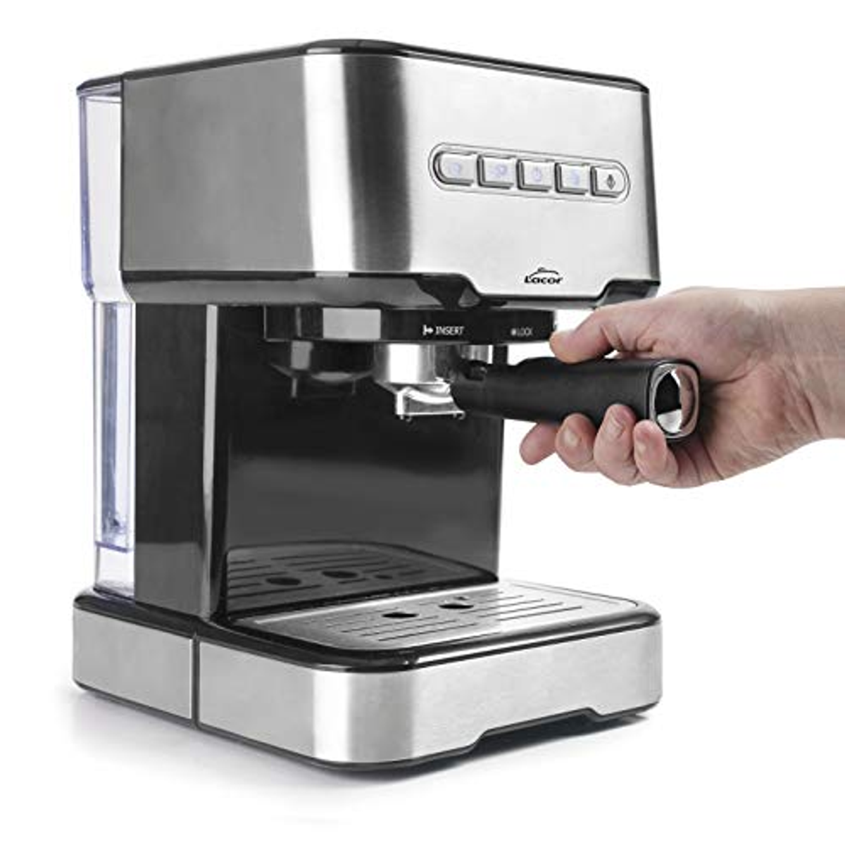Máquina de espresso con una mano sosteniendo el mango. La máquina tiene una combinación de colores plateado y negro.