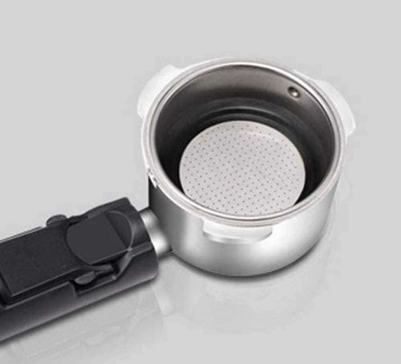 Primo piano del portafiltro di una macchina per caffè espresso con filtro.