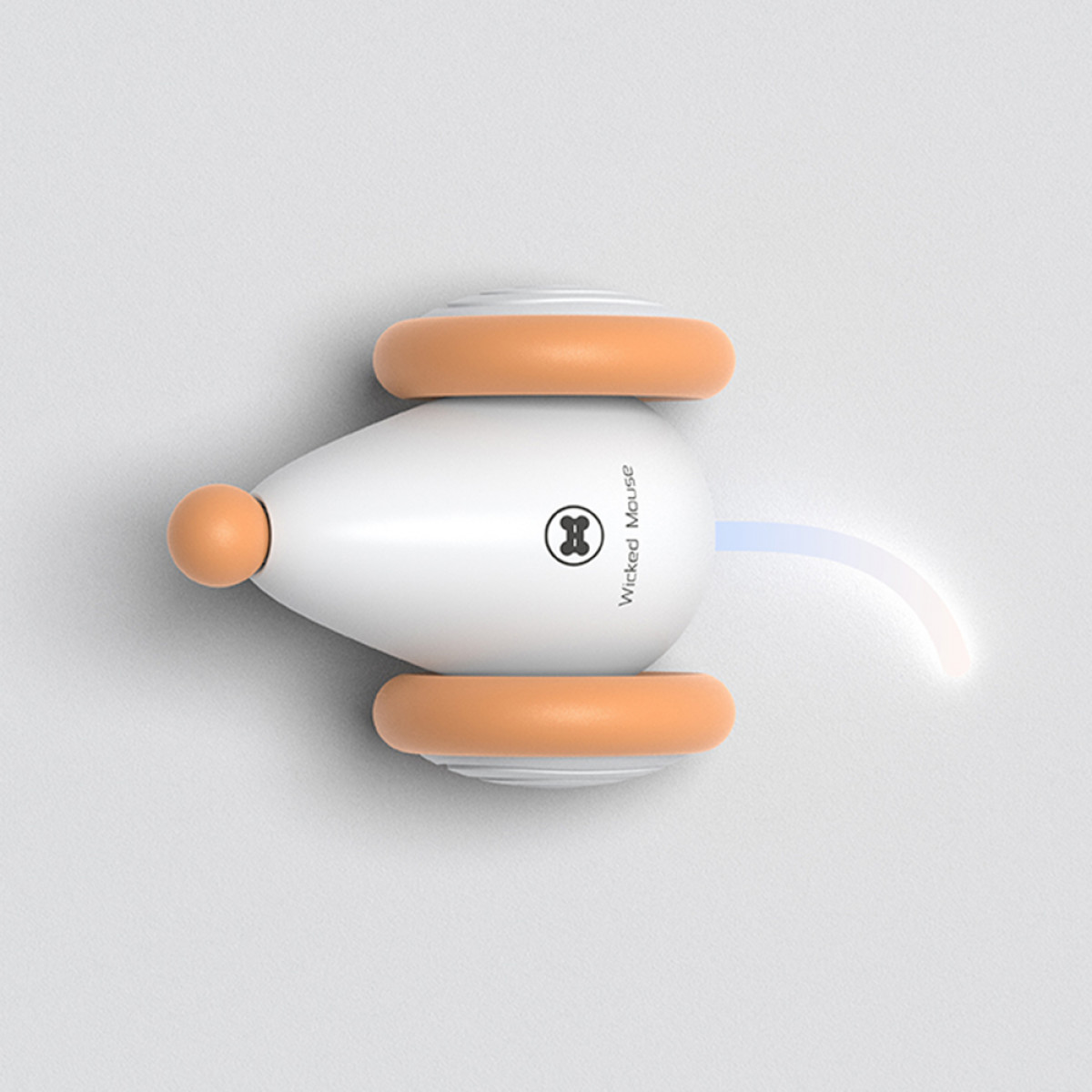 Weiße Spielzeugmaus mit orangefarbenen Rädern, weißer Hintergrund.