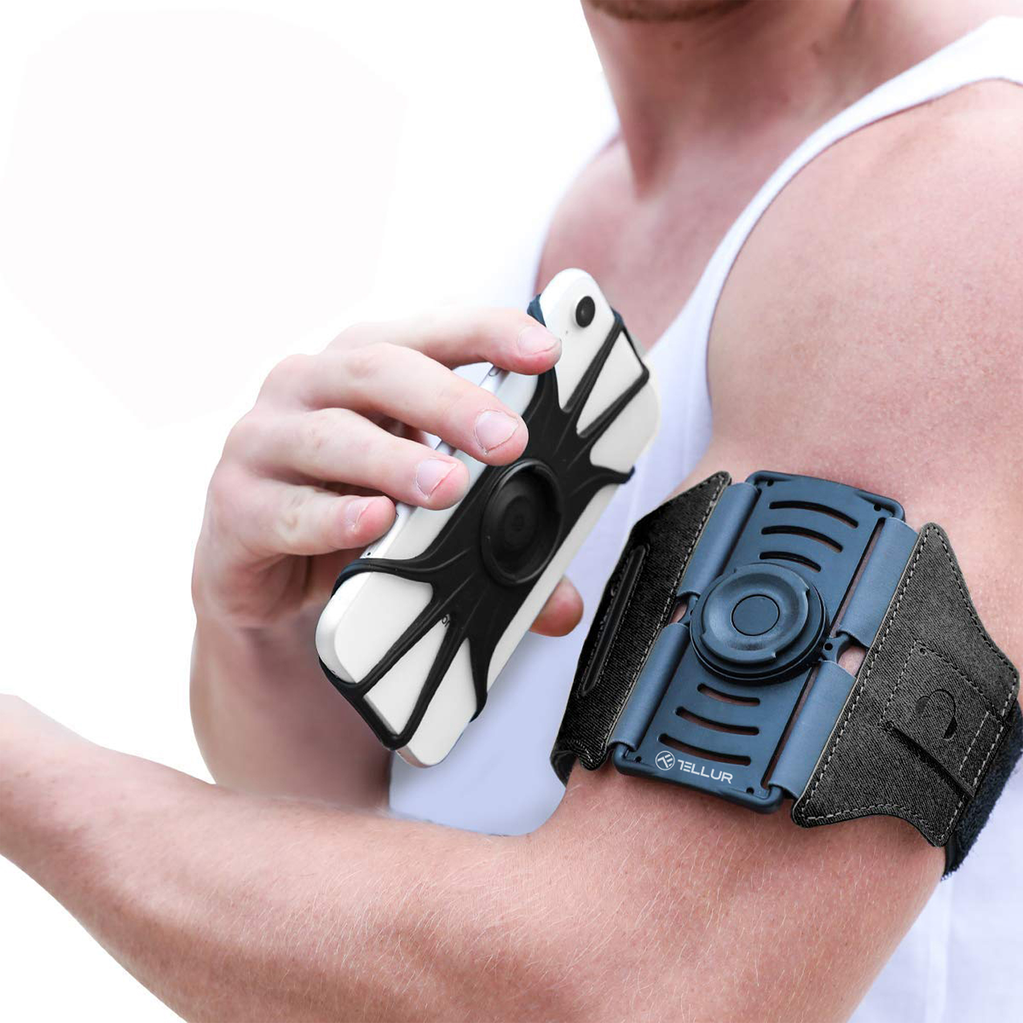 Soporte para teléfono de brazalete con el brazo de un hombre. El teléfono está en el soporte. Fondo blanco.