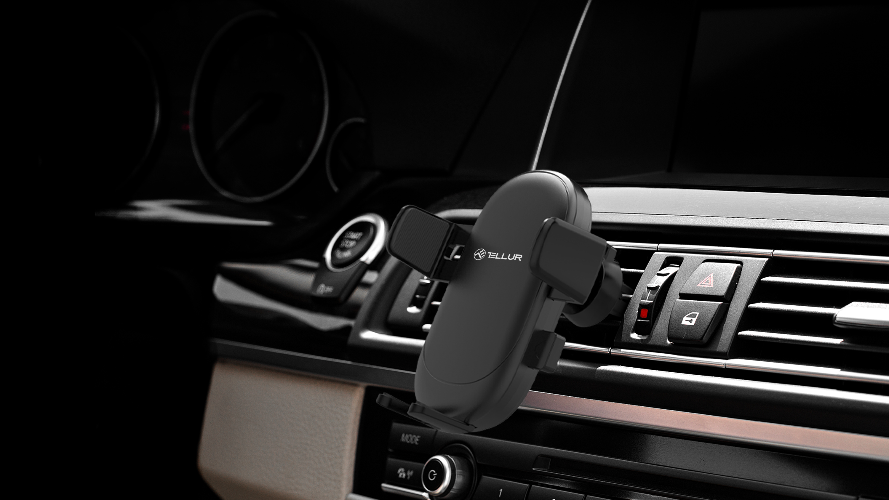 Czarny uchwyt na telefon samochodowy przymocowany do kratki wentylacyjnej samochodu. Uchwyt jest w samochodzie.