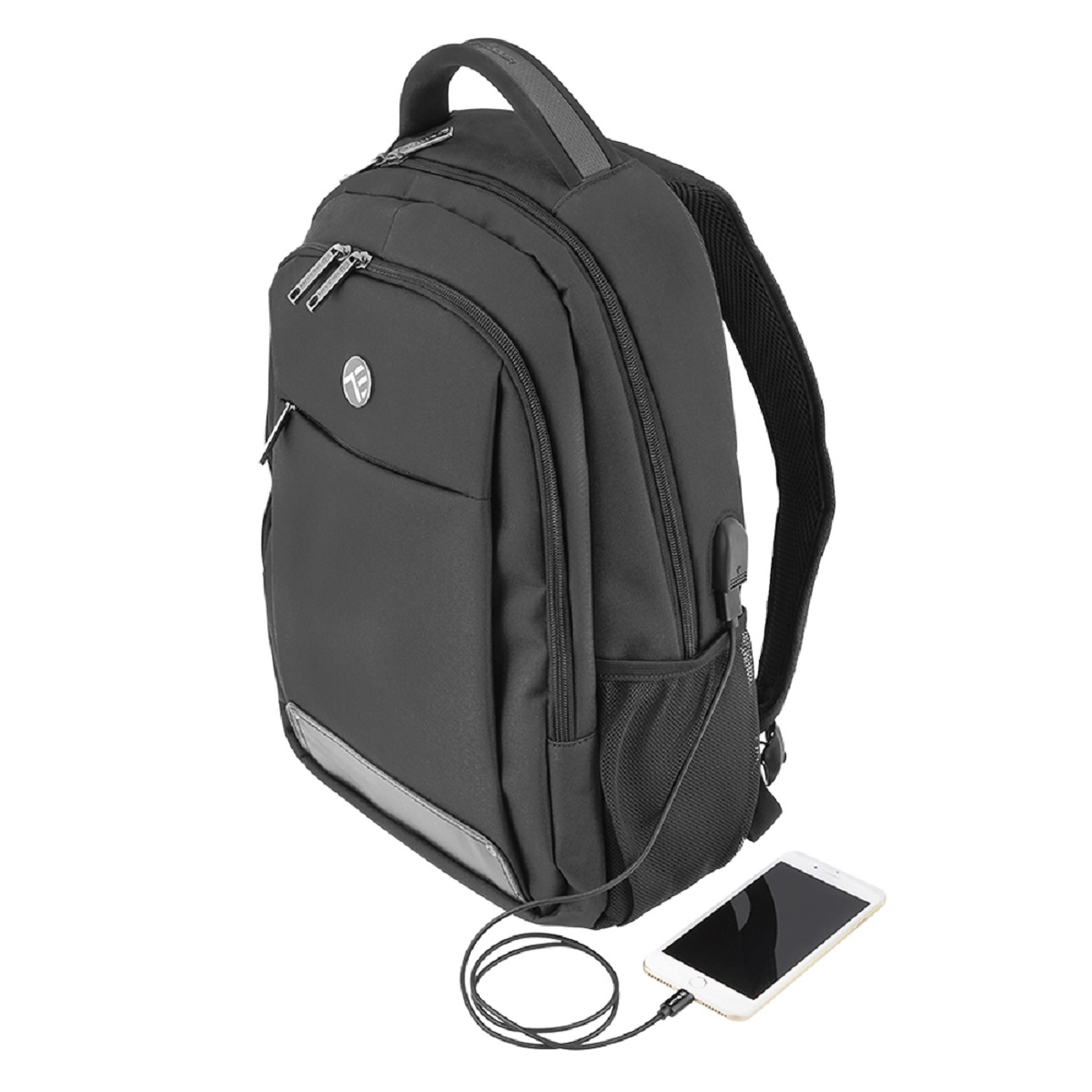 Schwarzer Rucksack mit Seitentasche und USB-Anschluss. Ein Telefon ist mit dem Anschluss verbunden und liegt auf der Oberfläche.