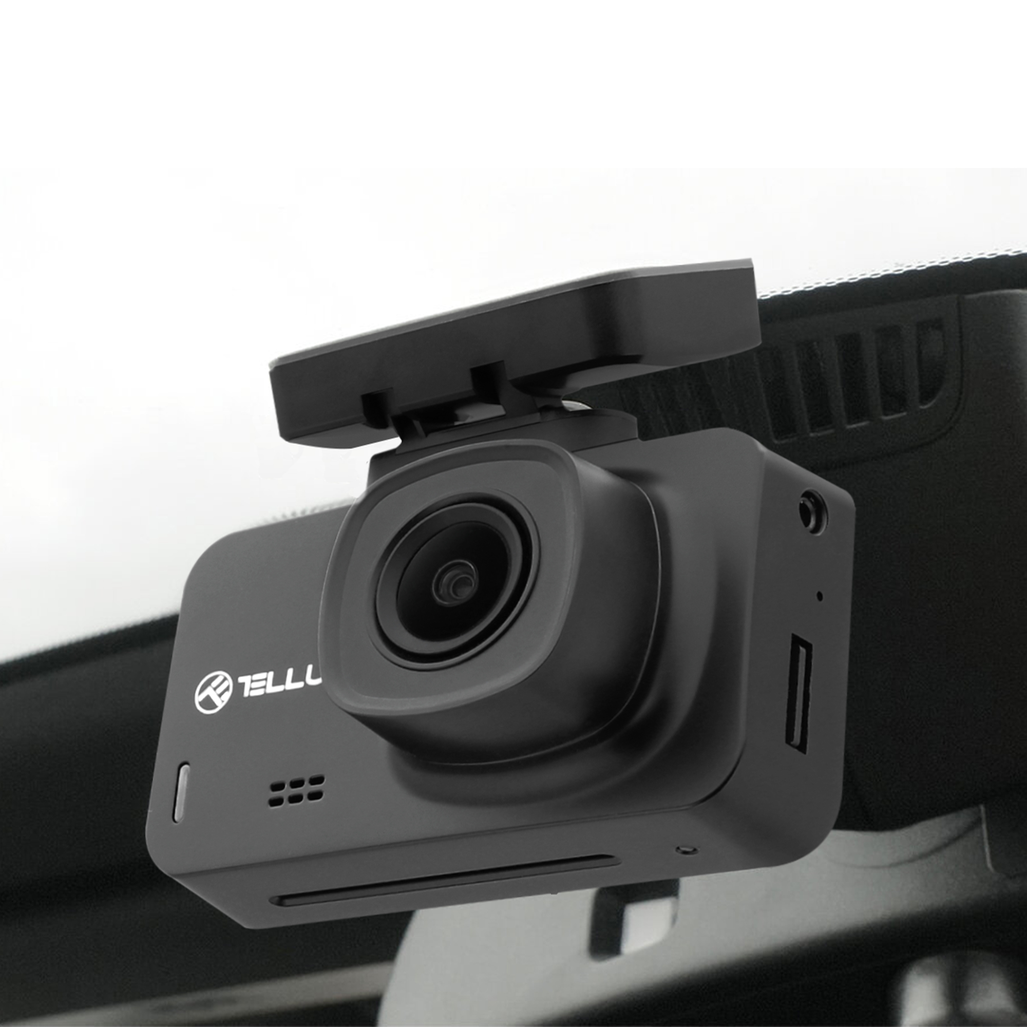 Czarna kamera samochodowa zamontowana na przedniej szybie samochodu, z obiektywem skierowanym do widza.