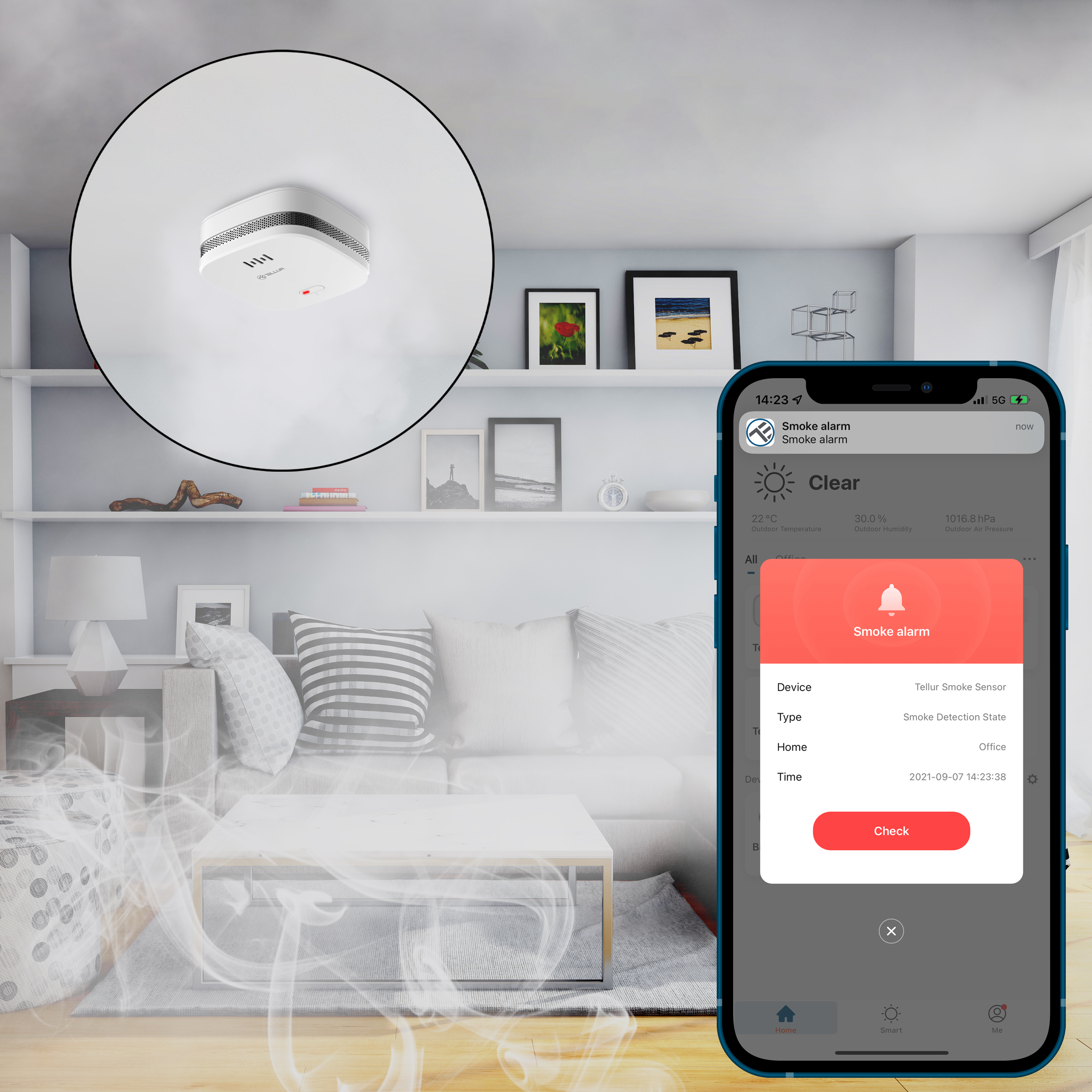 Rauchmelder an der Decke, Smartphone-Bildschirm zeigt Alarminformation, Wohnzimmer im Hintergrund.