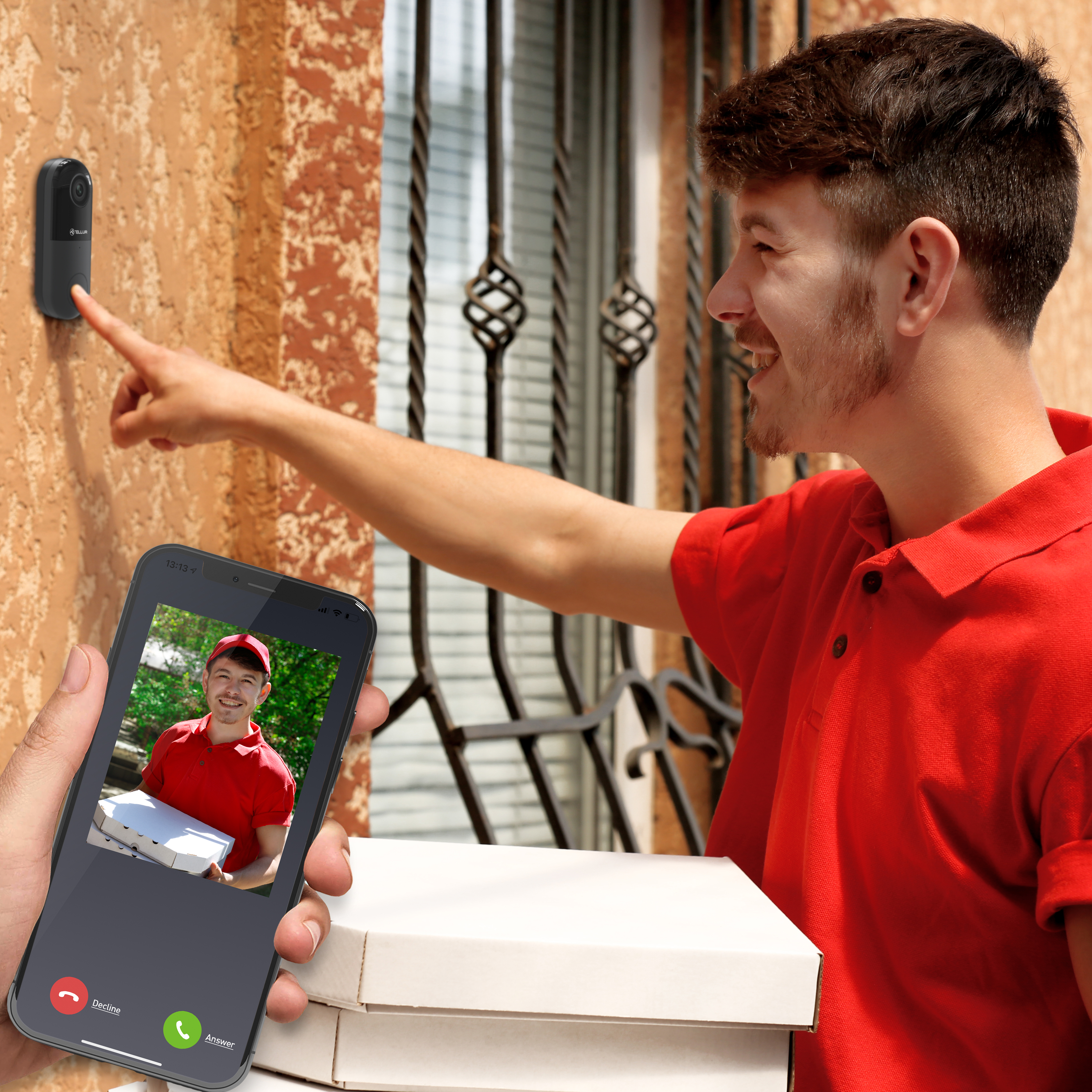 Mężczyzna wskazuje na wideodomofon. Telefon pokazuje dostawcę. Pudełka po pizzy w tle.