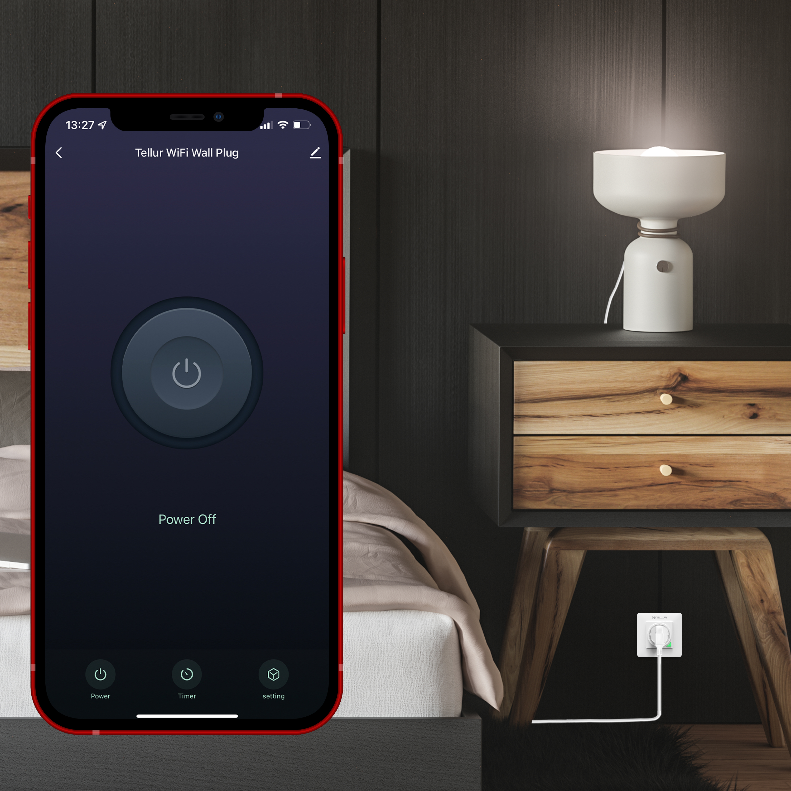 Ein Smartphone zeigt eine Smart-Home-App. Eine Lampe und ein Nachttisch mit Stecker sind im Hintergrund.