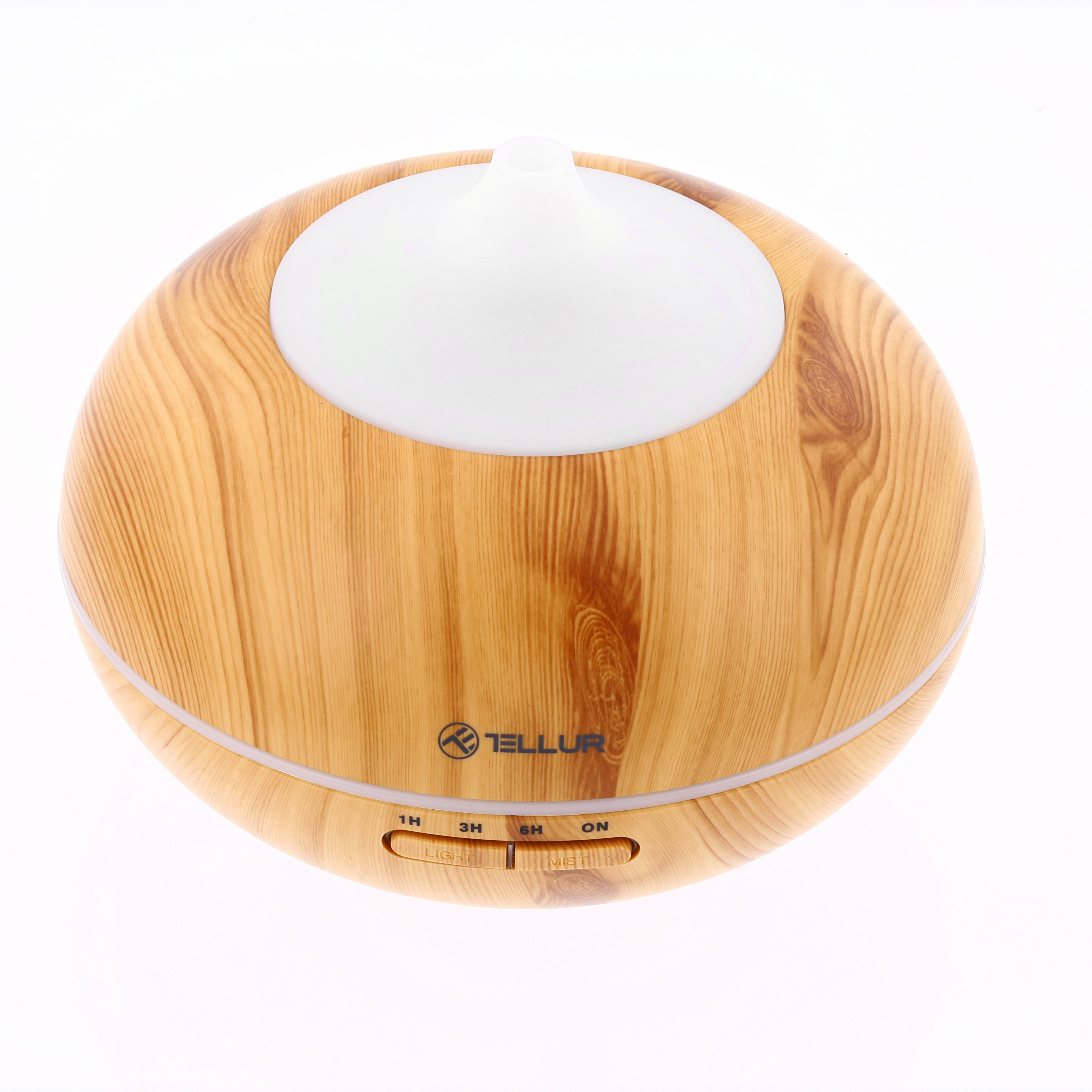 Un difusor de aceite esencial con aspecto de madera con parte superior blanca y botones, sobre una superficie blanca.