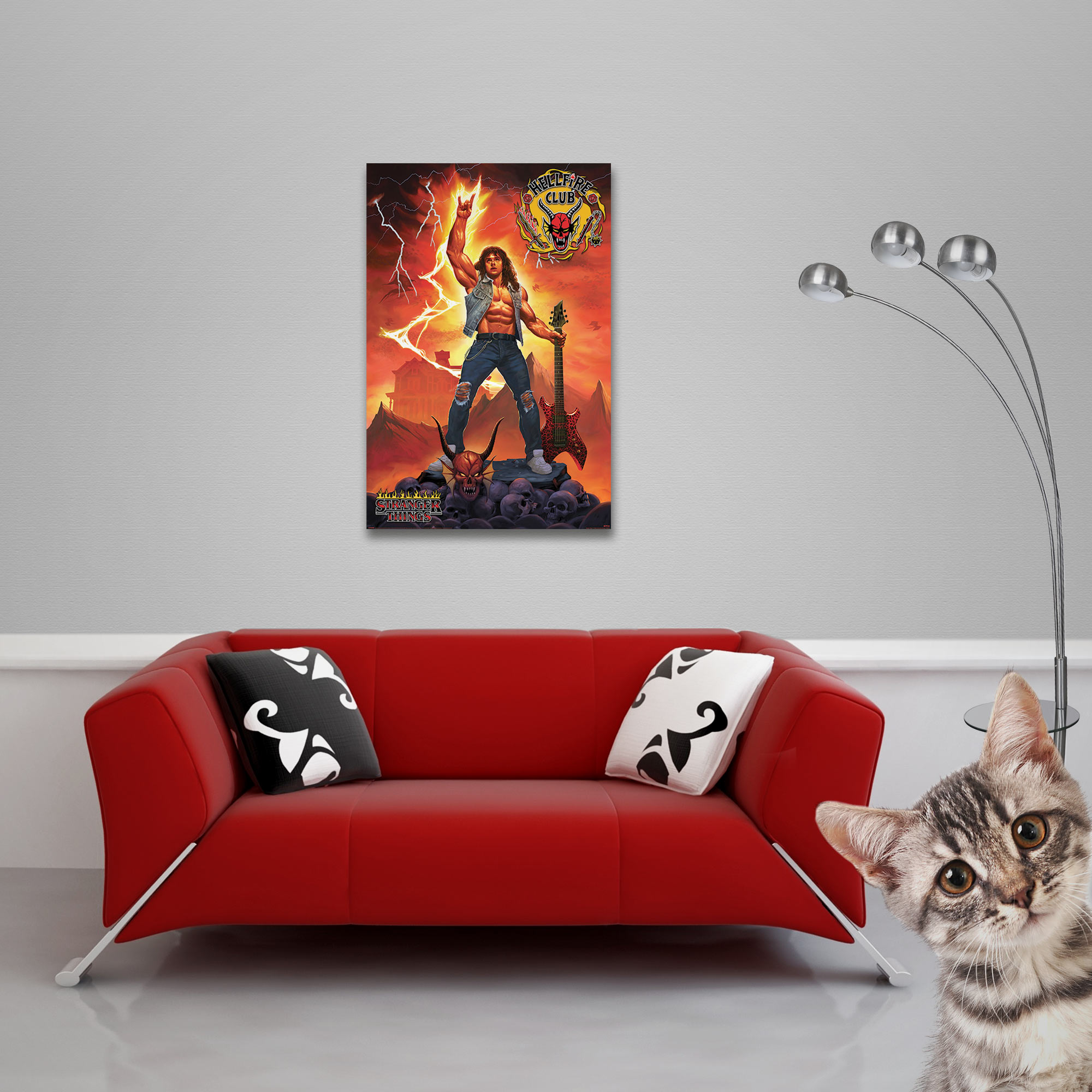 Poster eines Mannes mit Gitarre, rotes Sofa und eine Katze, die in die Kamera schaut.