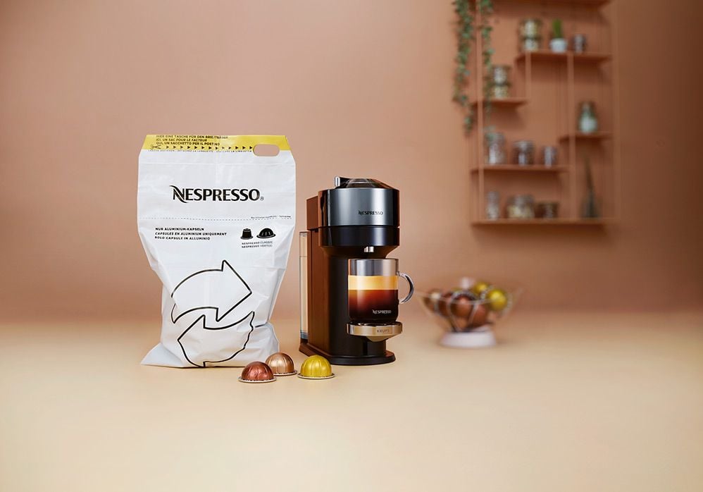 Découvrez toutes les saveurs Nespresso avec la machine à café Vertuo Next  en promo chez  (+12 capsules offertes)