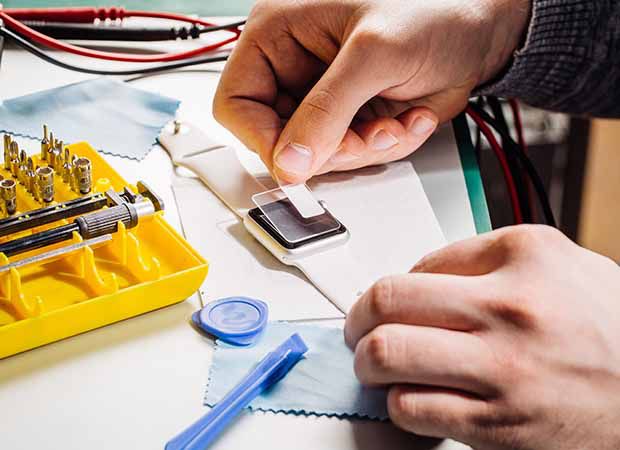 Protezione su misura del display per wearable