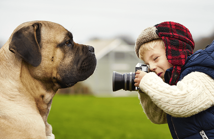 Barn som fotar hund