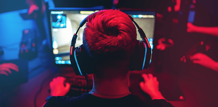 Person vid gamingdator