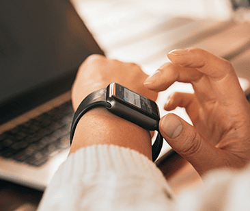 Person med smartwatch