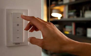 Steuerung über den mitgelieferten kabellosen Philips Hue Dimmschalter