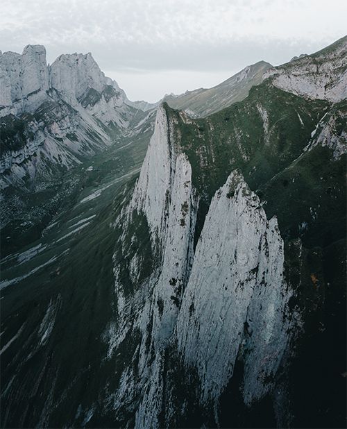Spezielle Perspektiven auf Gebirge mit Drohnen möglich