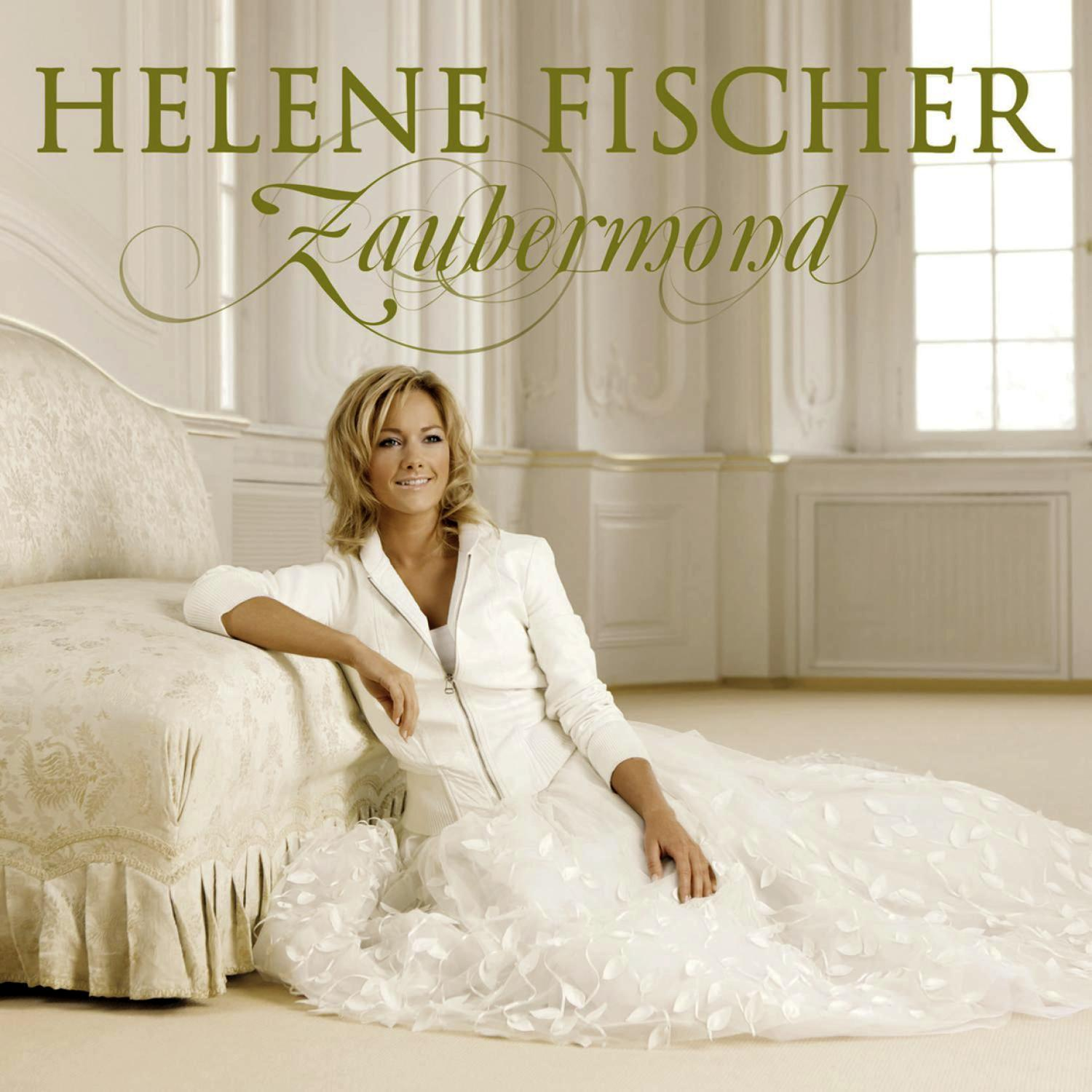 Helene Fischer Albumcover. Eine Frau in einem weißen Kleid sitzt auf einem Sofa.