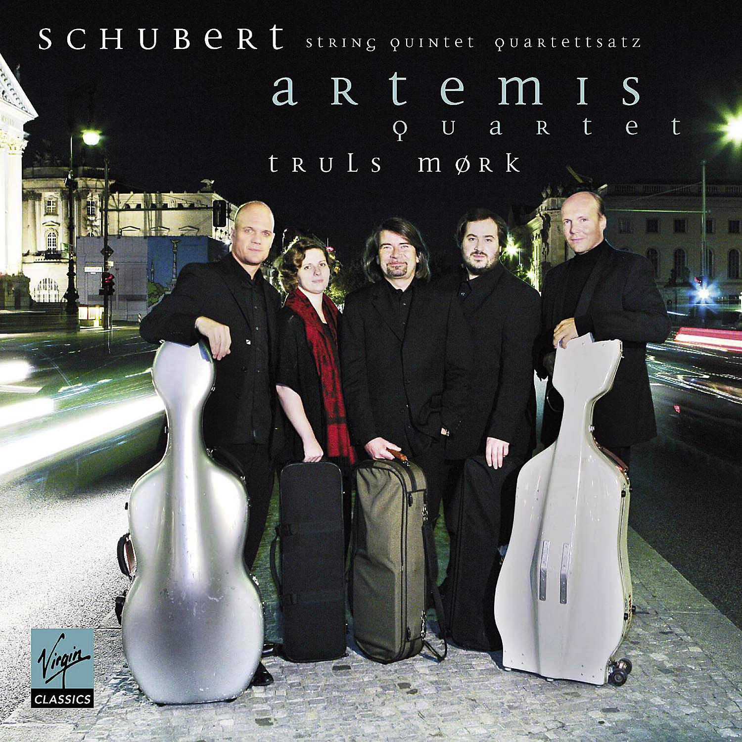 Artemis Quartet CD-Cover. Fünf Personen mit Instrumenten bei Nacht.