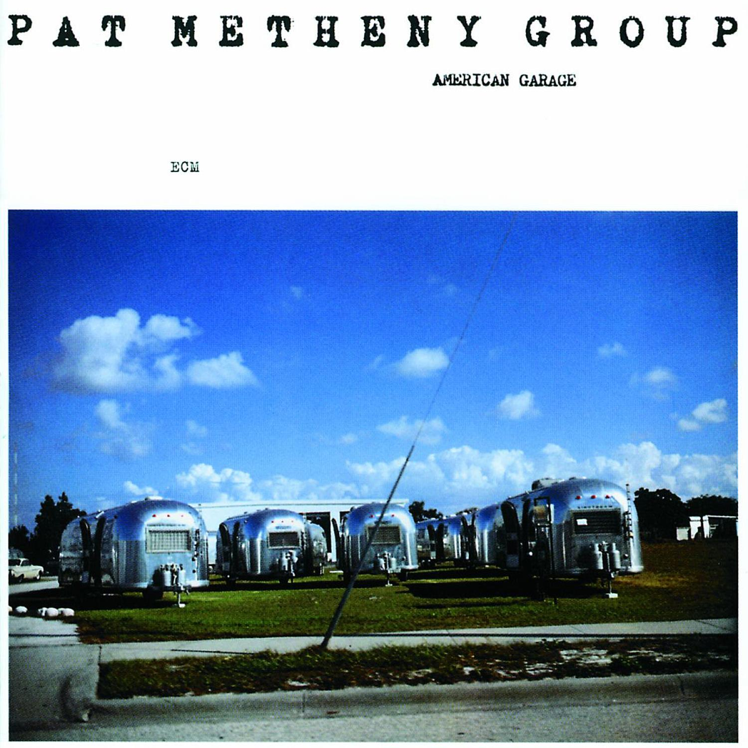 Albumcover der Pat Metheny Group, mit silbernen Wohnwagen auf grünem Gras.