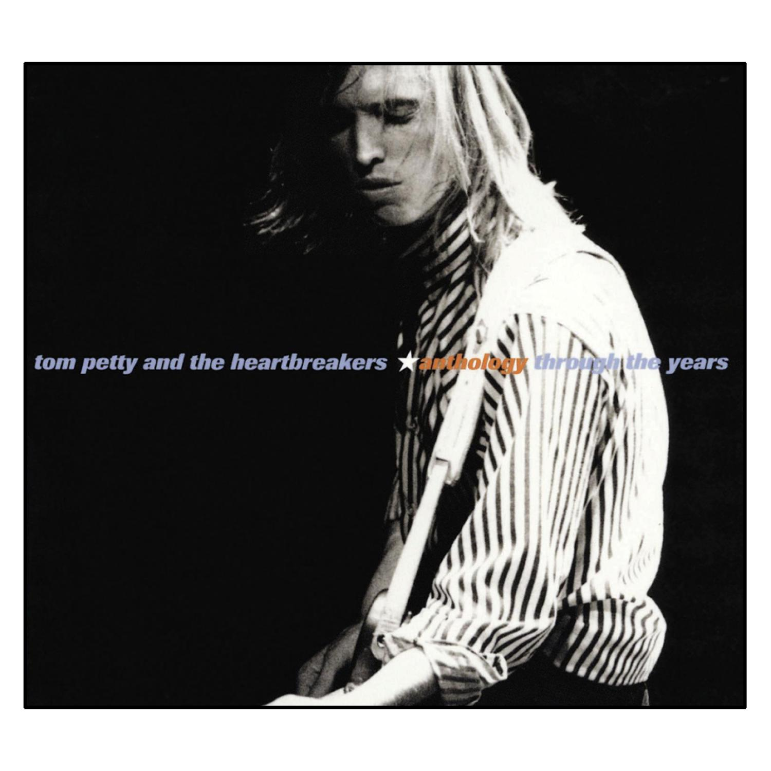 Tom Petty mit Gitarre. Schwarz-Weiß-Bild. Text: Tom Petty and the Heartbreakers, Anthology.