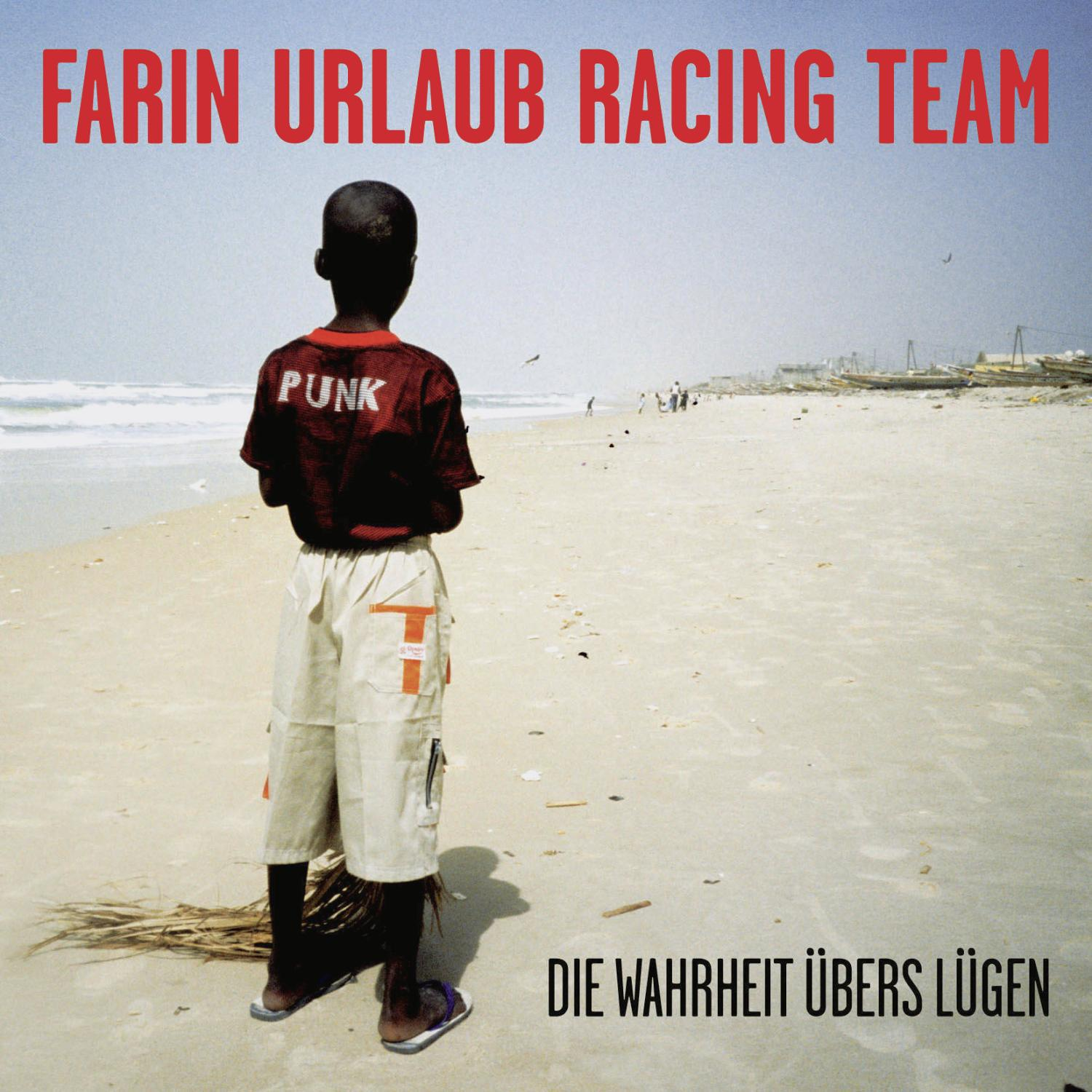 Albumcover: Ein Junge in rotem Hemd steht am Strand und blickt aufs Meer. Titel: Farin Urlaub Racing Team.